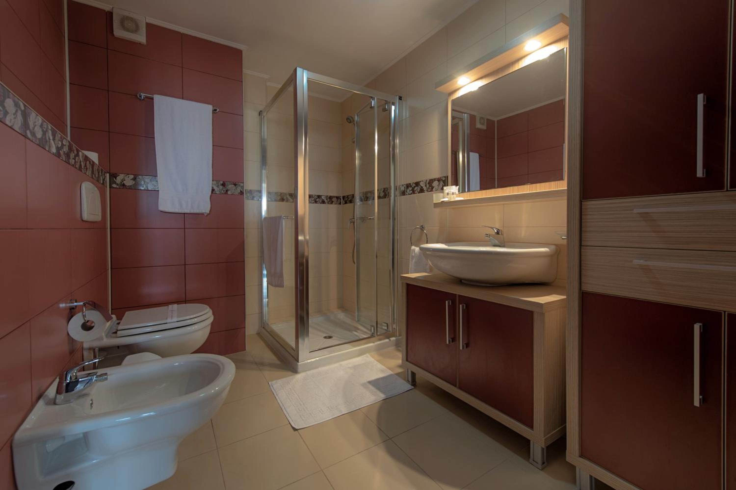 Deluxe Two-Bedroom Apartment with Sea View and Parking Included photo 2