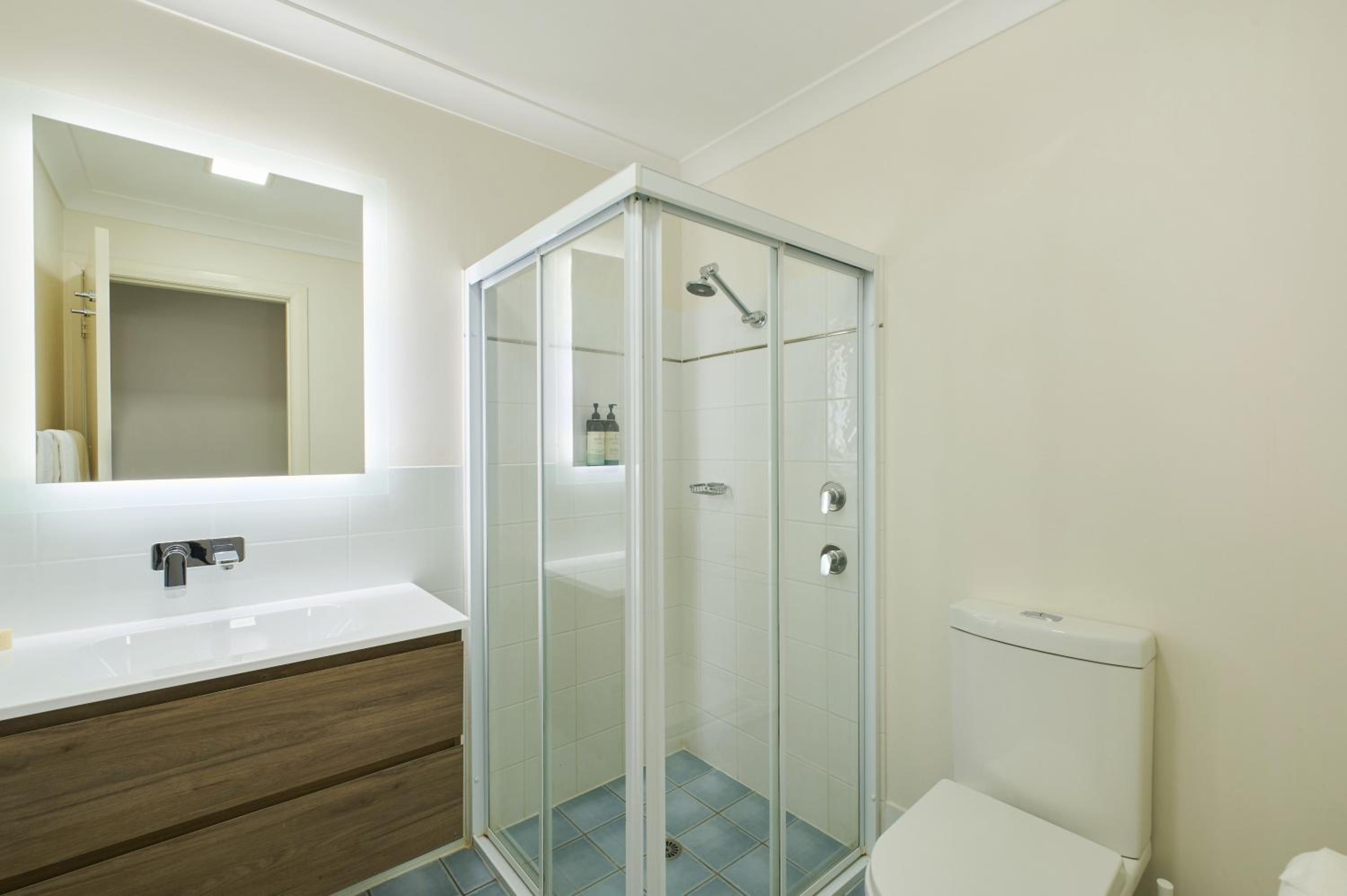 Two-Bedroom Villa with Two Bathrooms - Photo 9