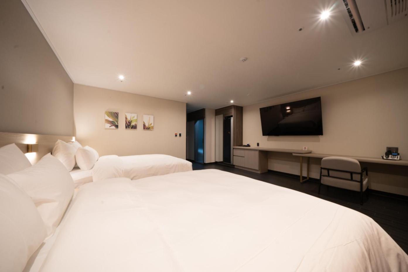 King Room with Two King Beds photo 3