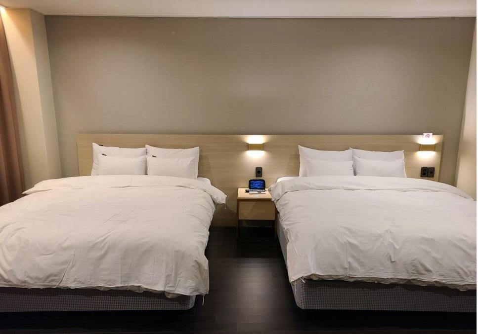King Room with Two King Beds photo 2