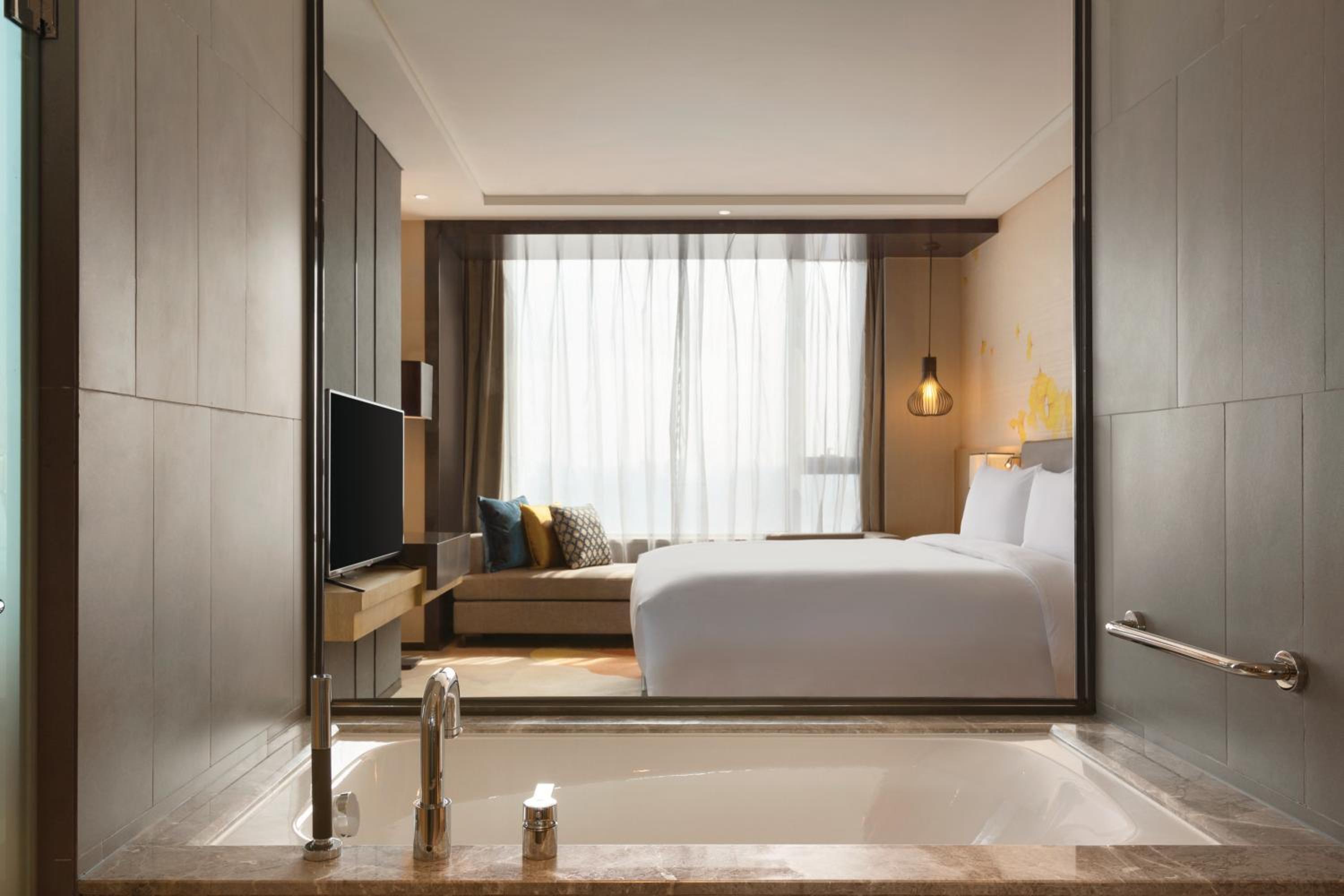One-Bedroom King Suite with River View photo 3