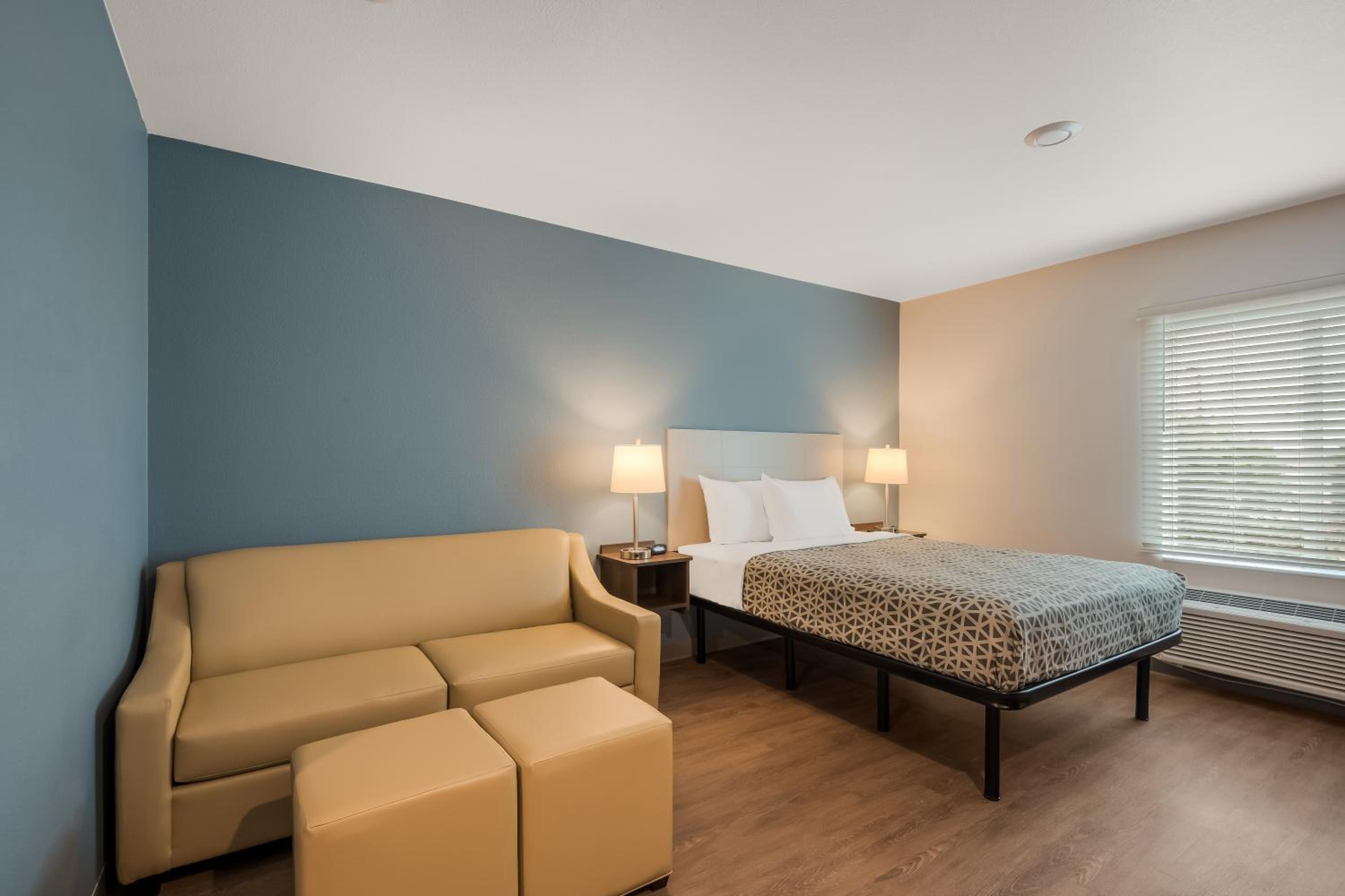 Queen Suite with Sofa - Non Smoking - Photo 4