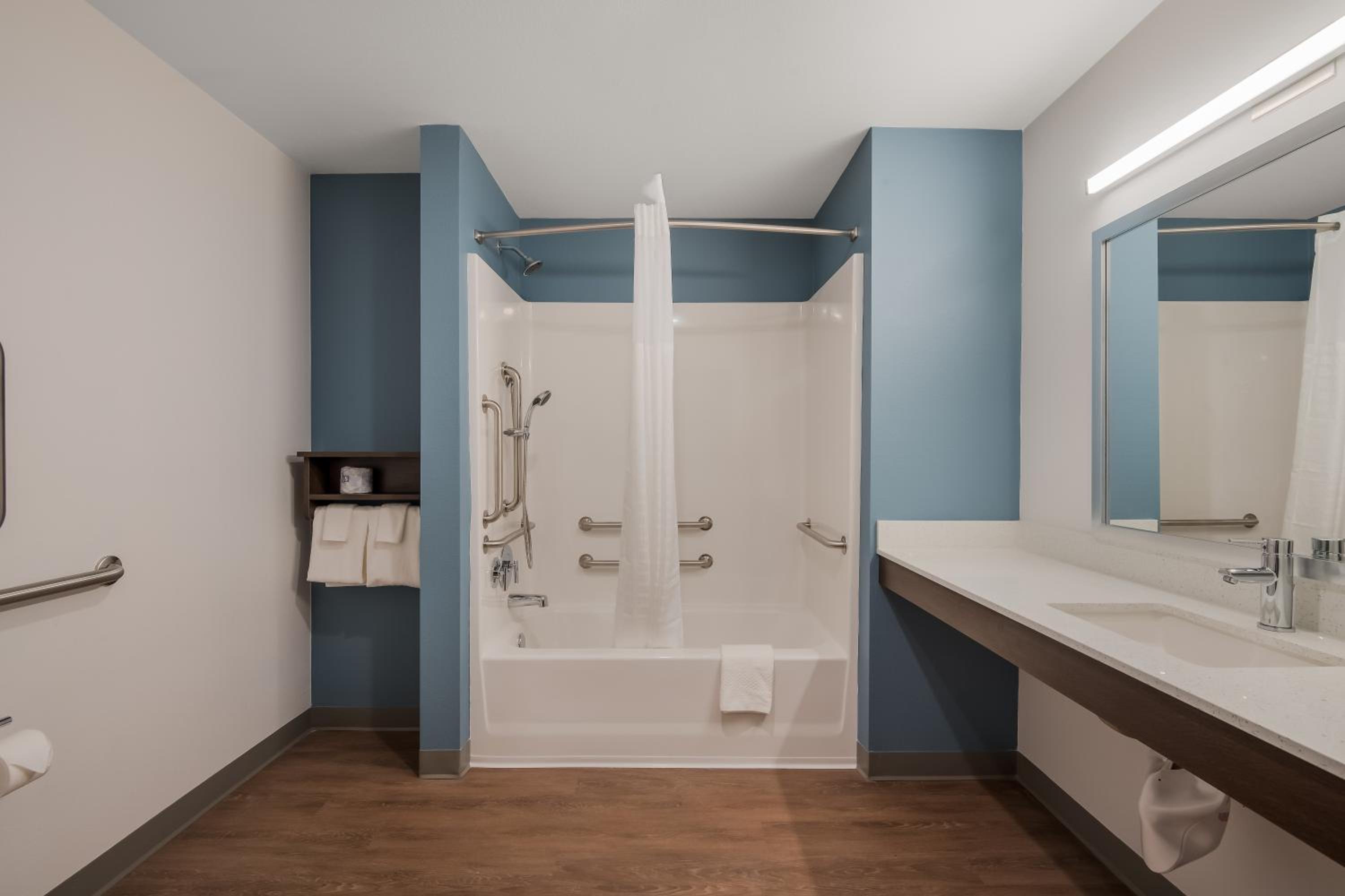 Queen Suite with Two Queen Beds and Tub - Disability Access/Non Smoking - Photo 4