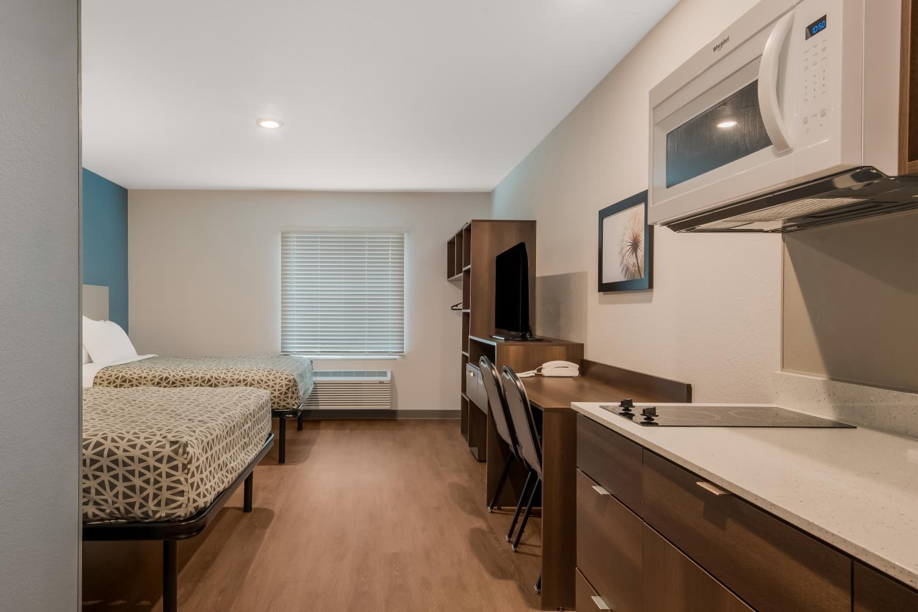 Queen Suite with Two Queen Beds and Tub - Disability Access/Non Smoking - Photo 3