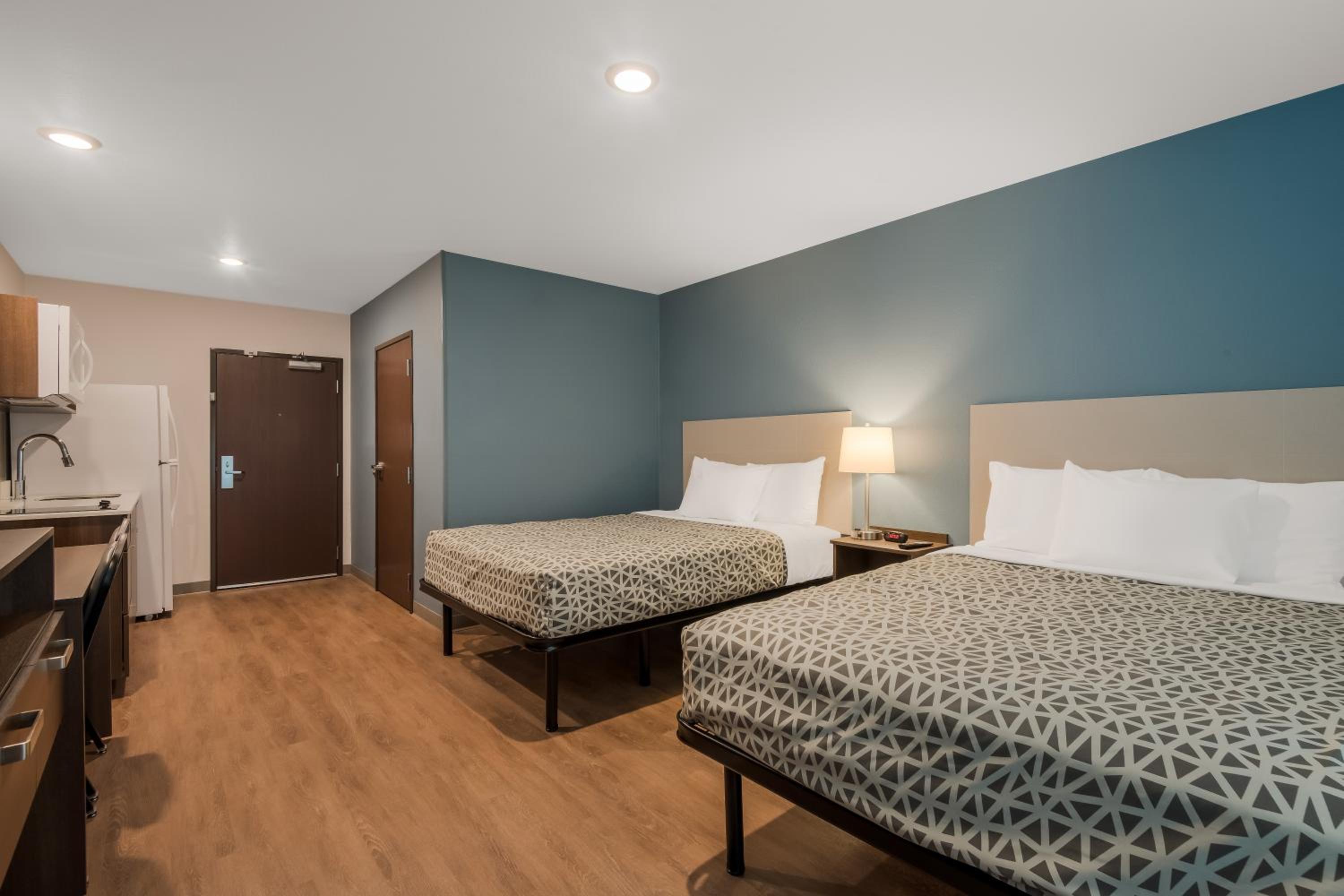 Queen Suite with Two Queen Beds and Tub - Disability Access/Non Smoking - Photo 2