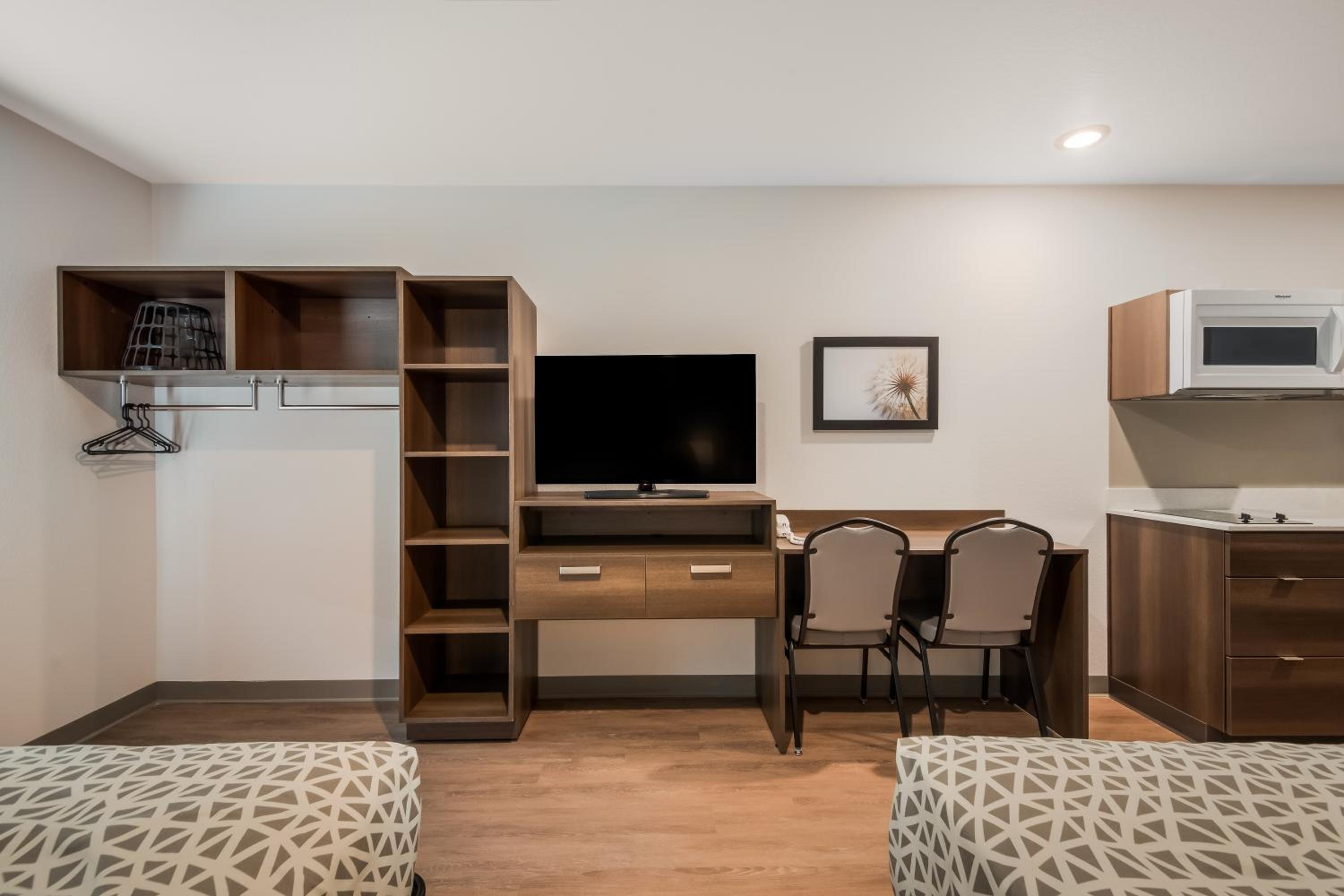 Queen Suite with Two Queen Beds and Tub - Disability Access/Non Smoking - Photo 1