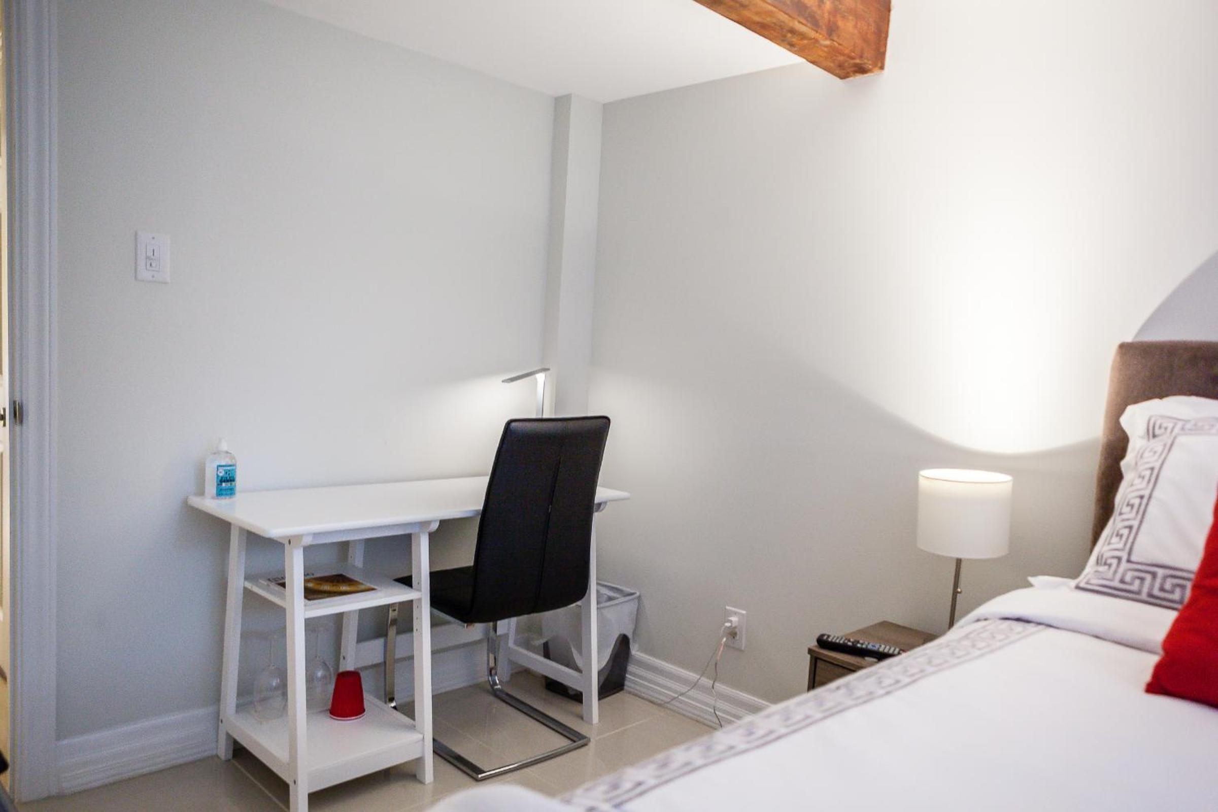 Deluxe Queen Room - Photo 7