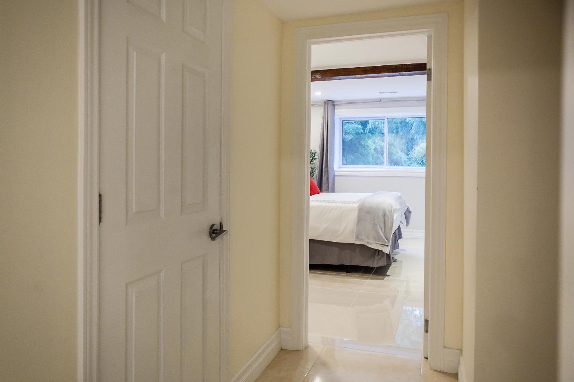 Deluxe Queen Room - Photo 9