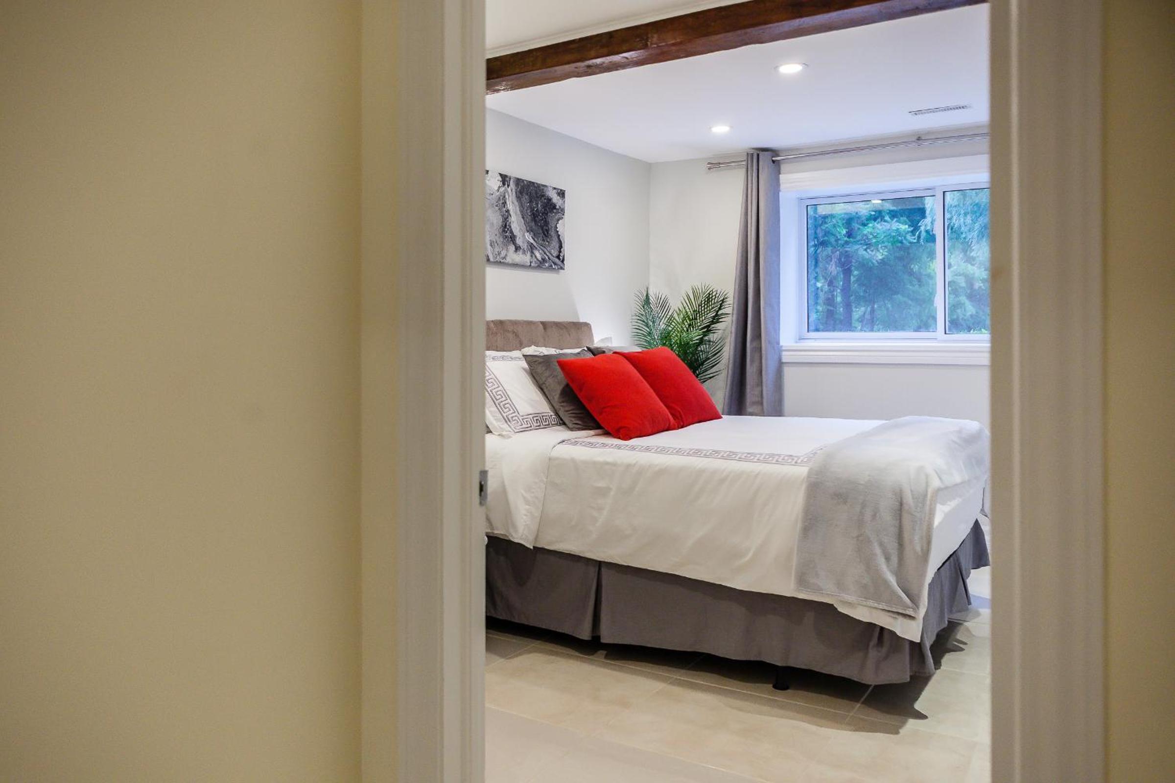 Deluxe Queen Room - Photo 12