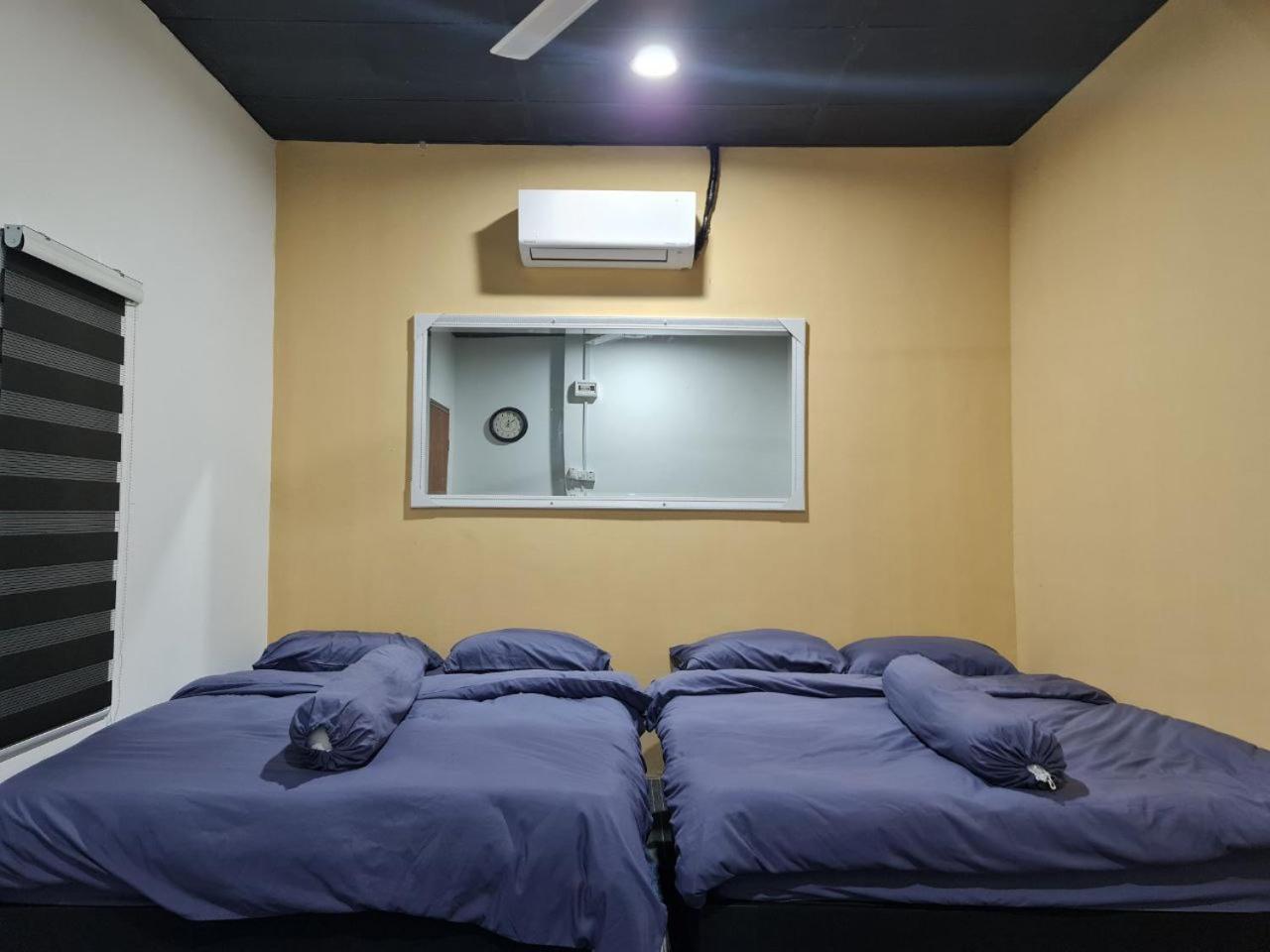 Quadruple Room with Shared Bathroom photo 2