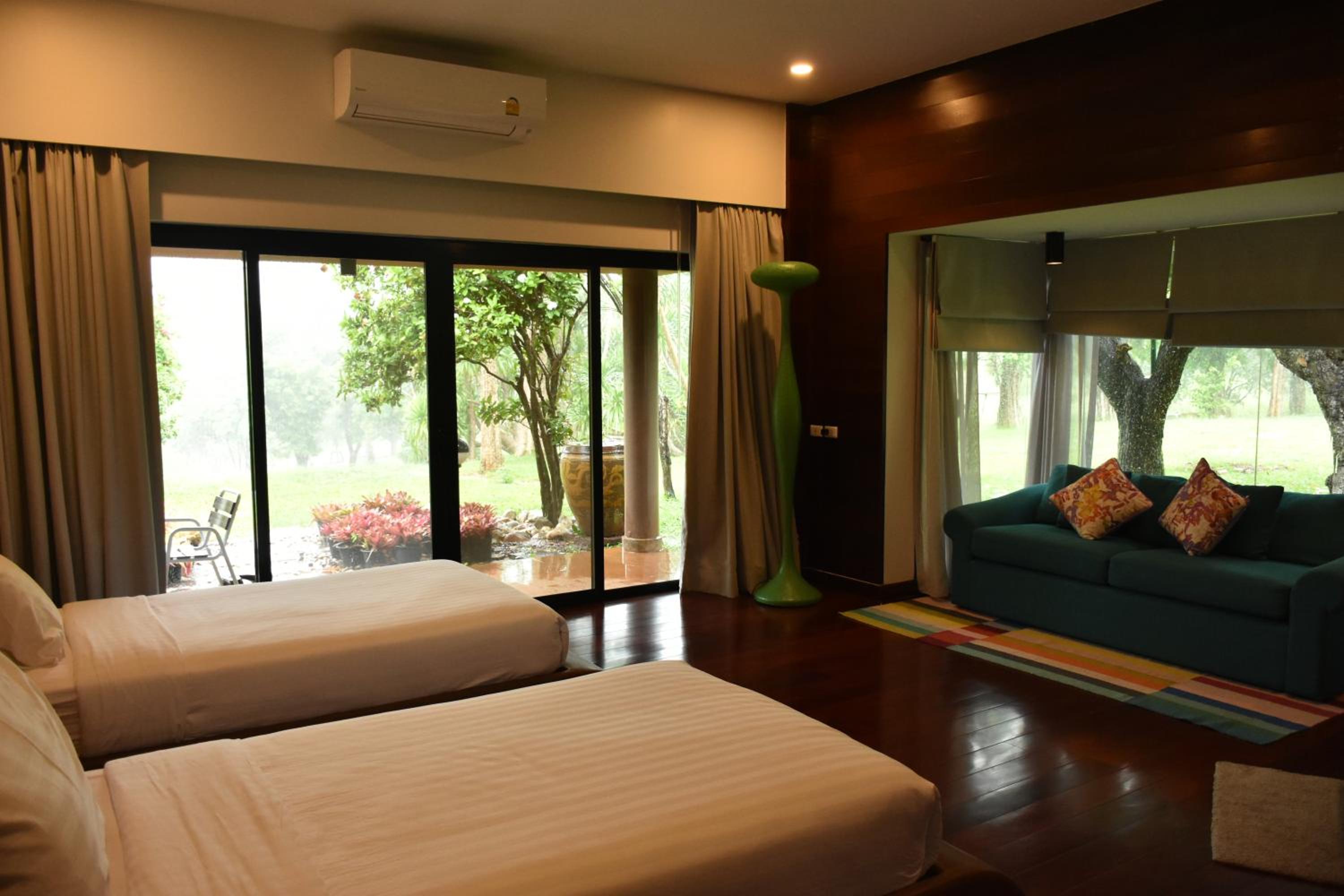 Eight-Bedroom House photo 3