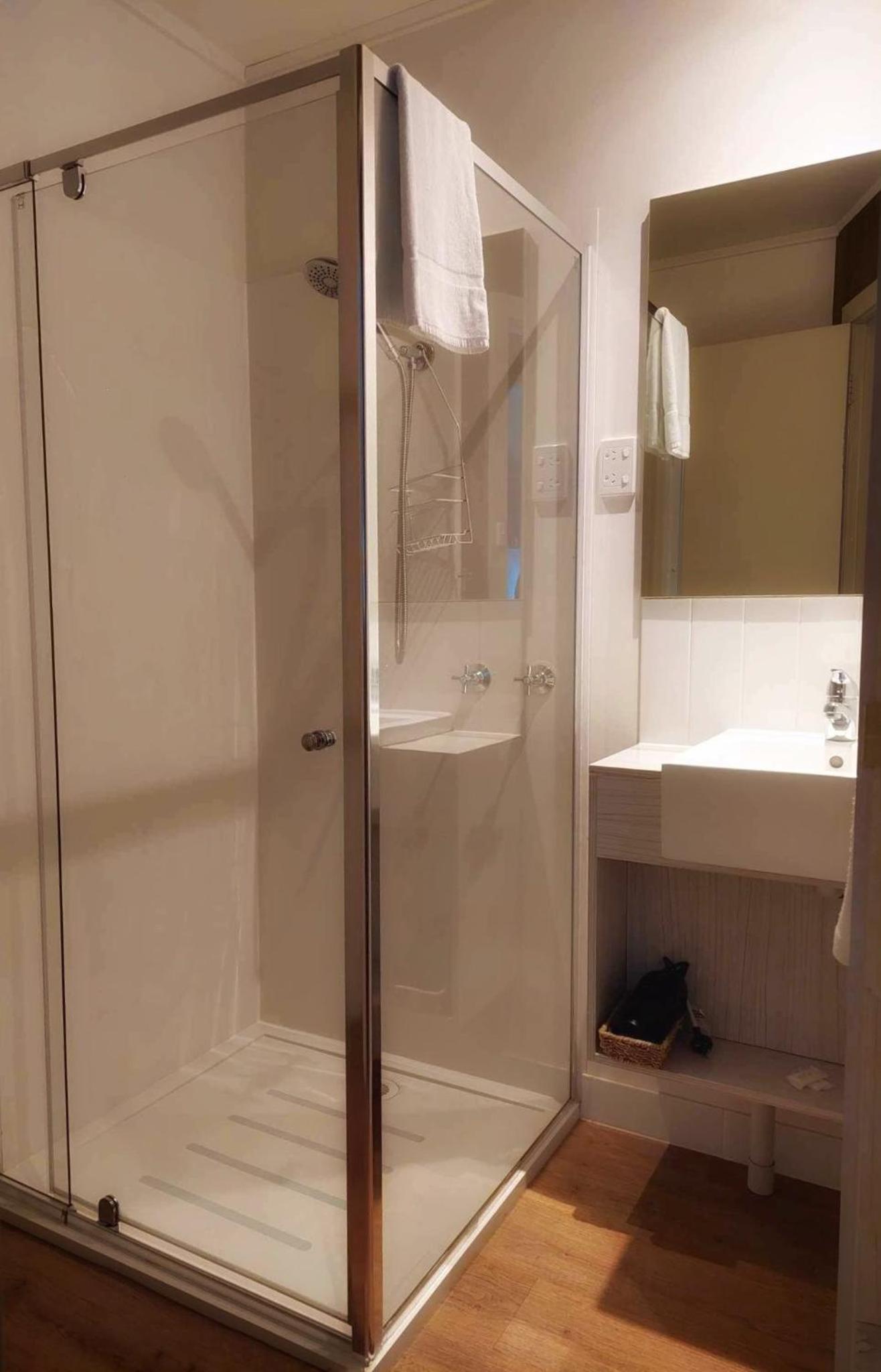 Two Bedroom Apartment - Queen and Two Single Beds photo 3