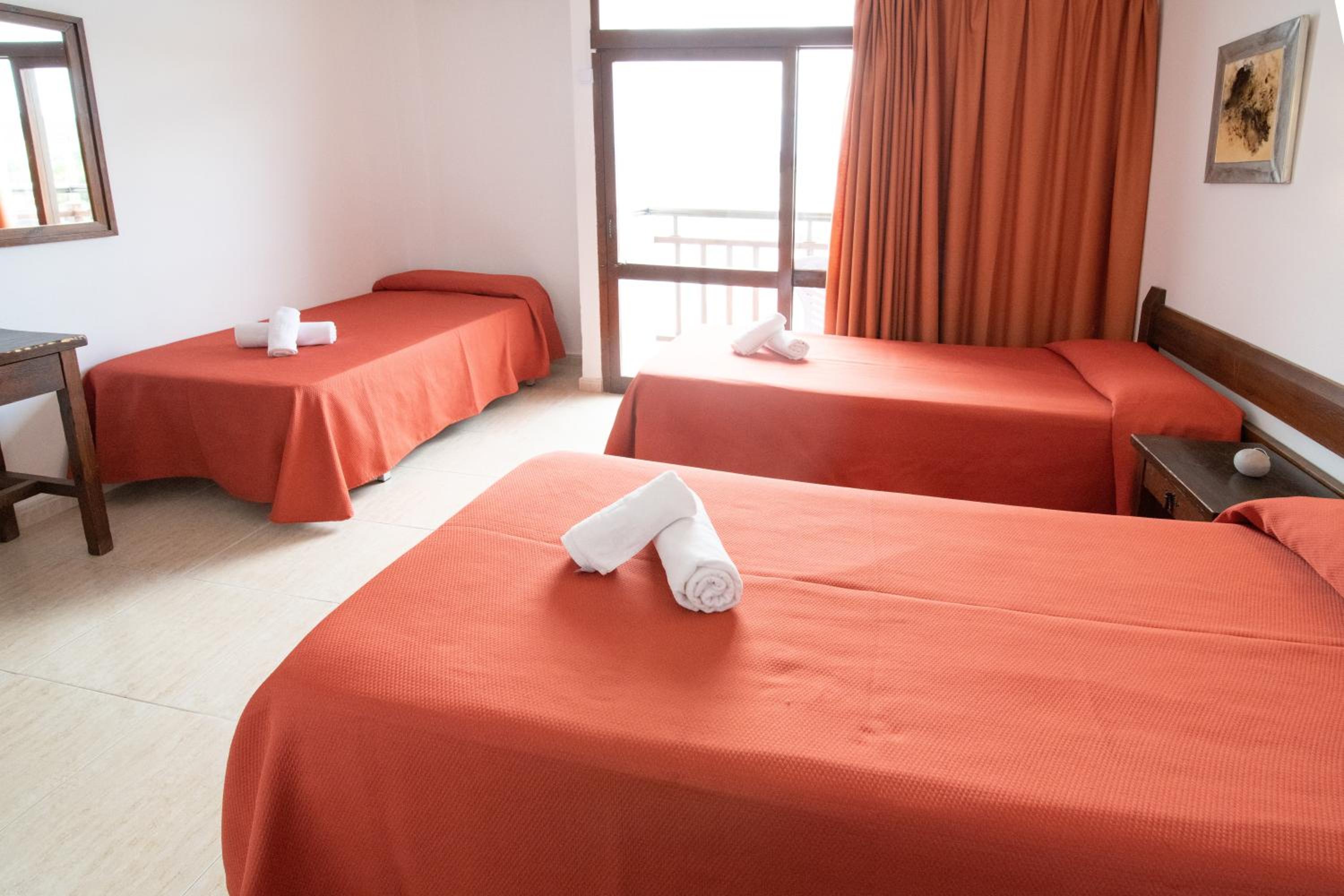 Habitación Doble con Cama Adicional y Balcón