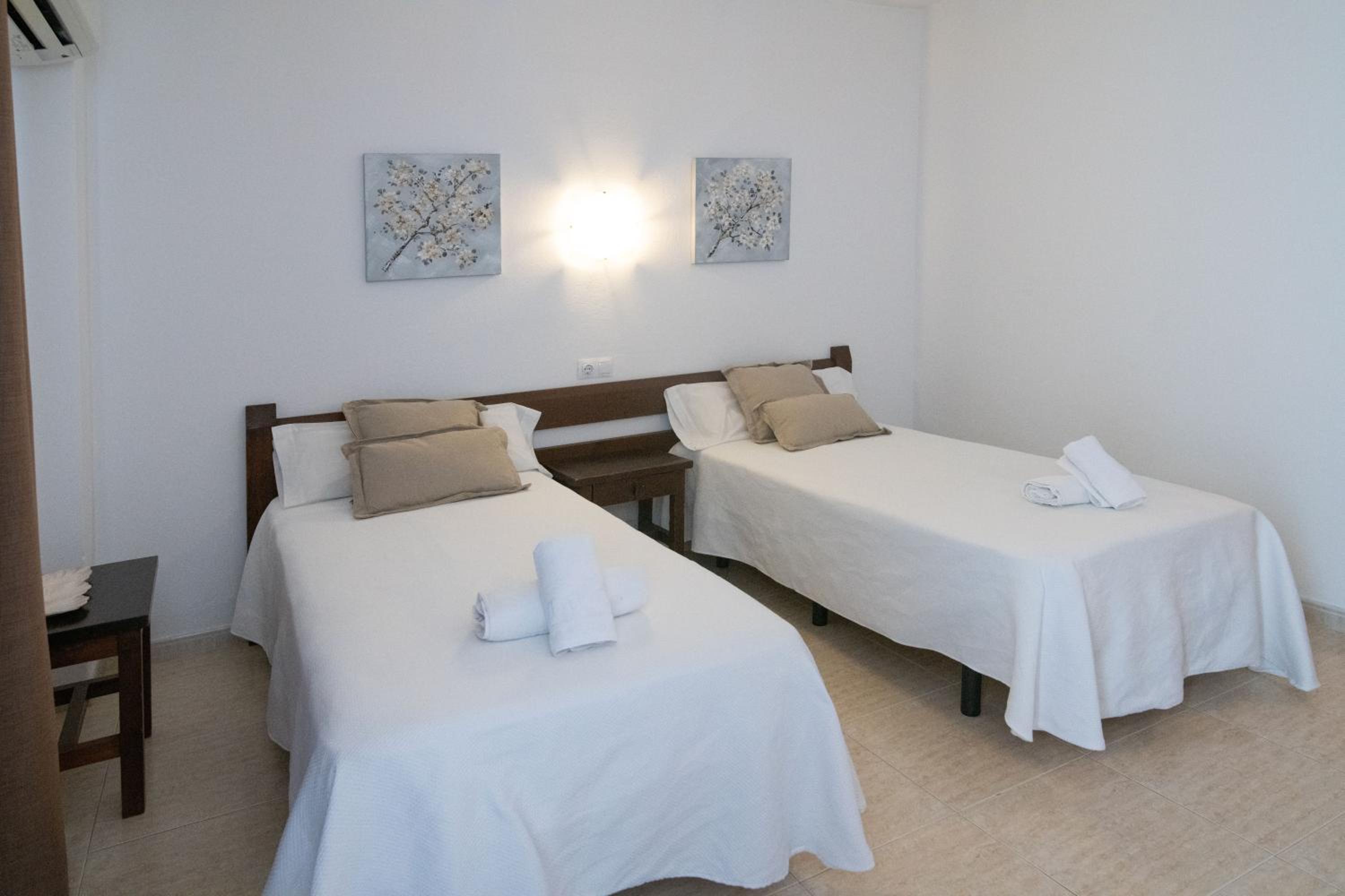 Twin Room with Balcony - Photo 2