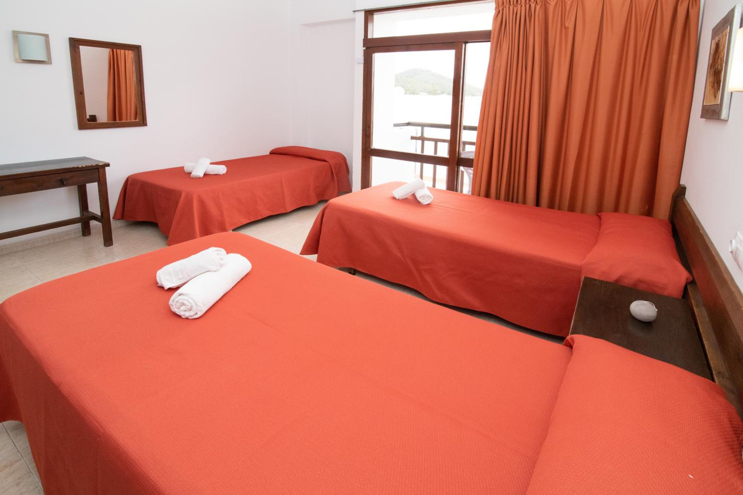 Twin Room with Extra Bed and Balcony photo 3