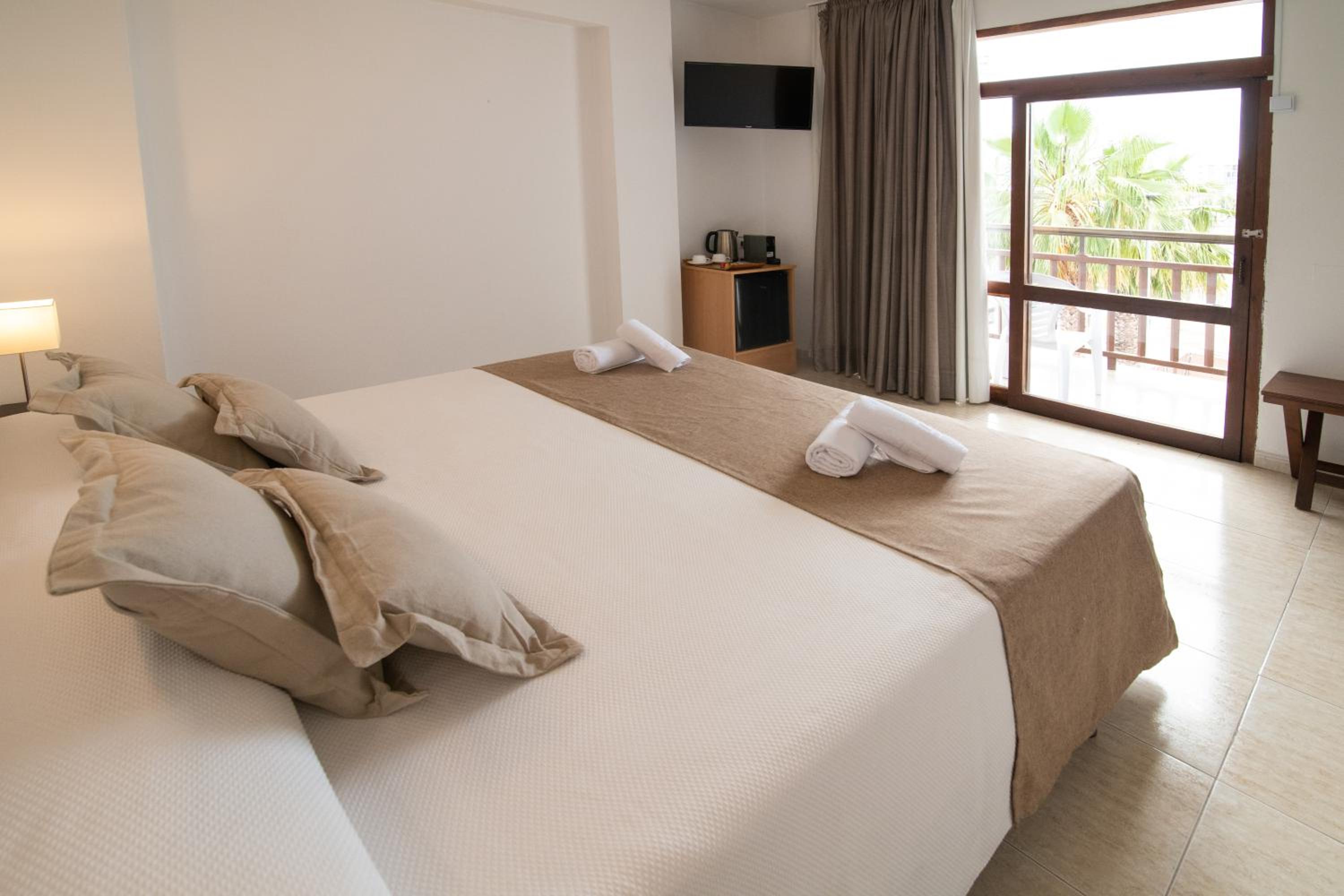 Superior King Room with Balcony photo 3