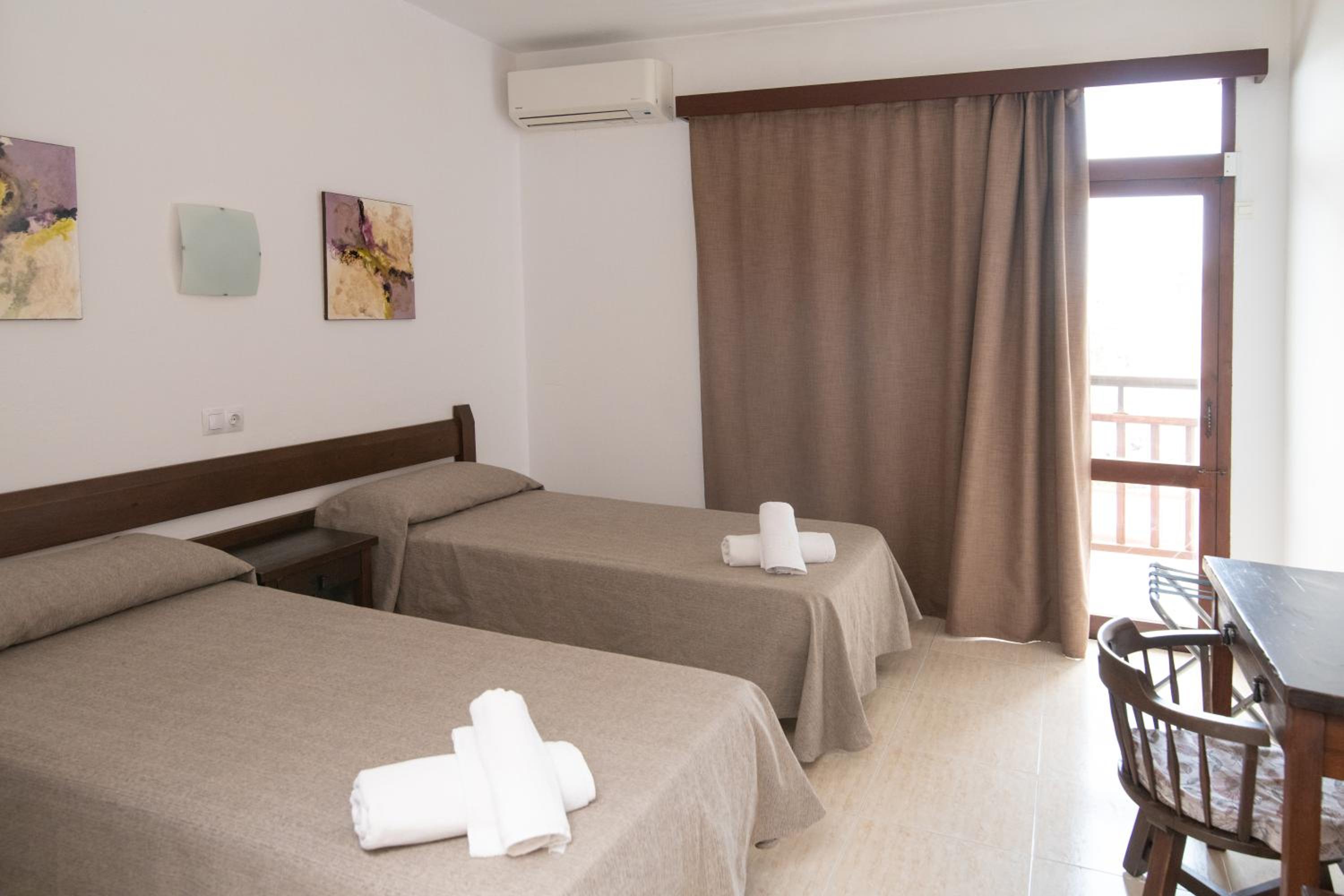 Twin Room with Balcony - Photo 10