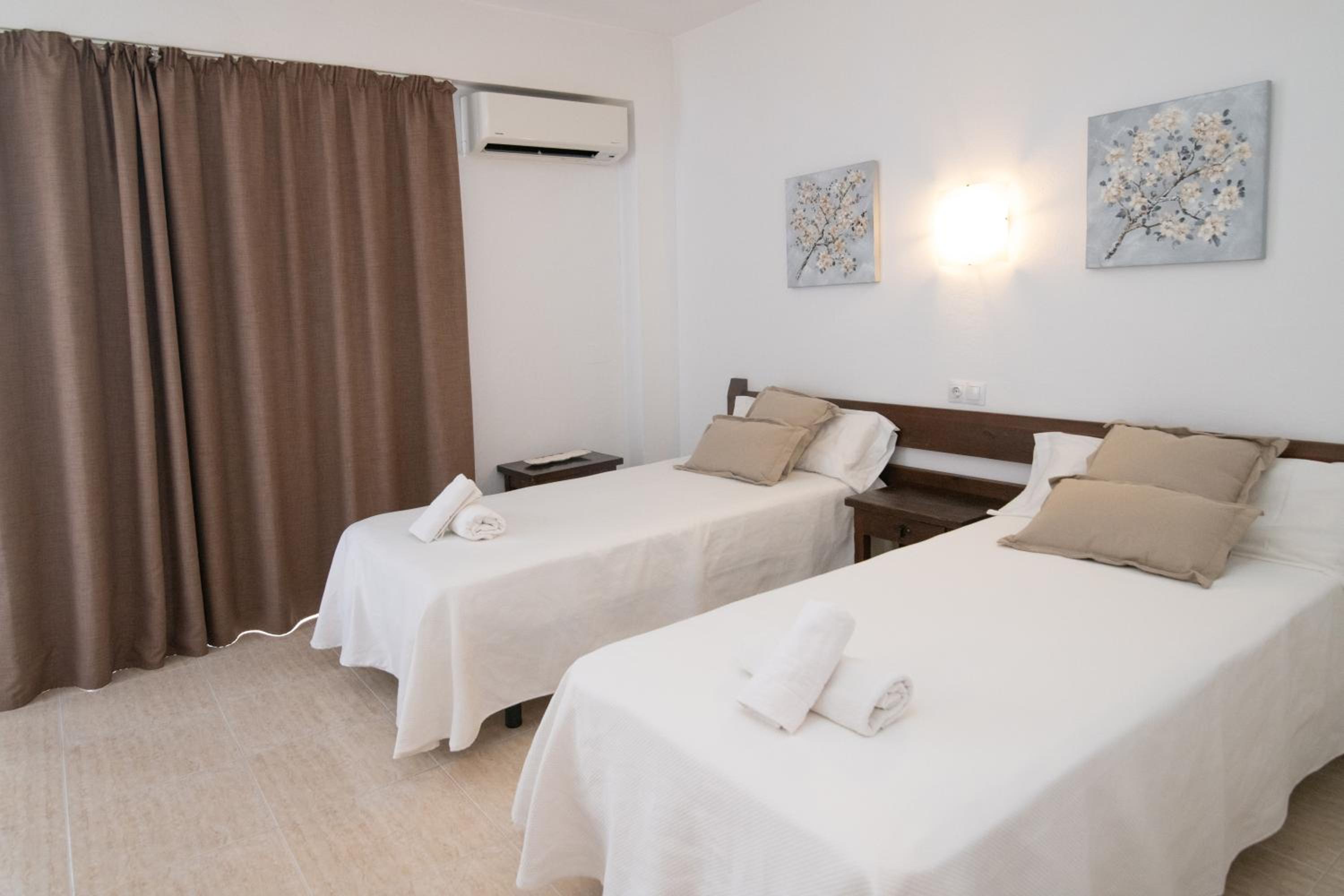 Twin Room with Balcony - Photo 9