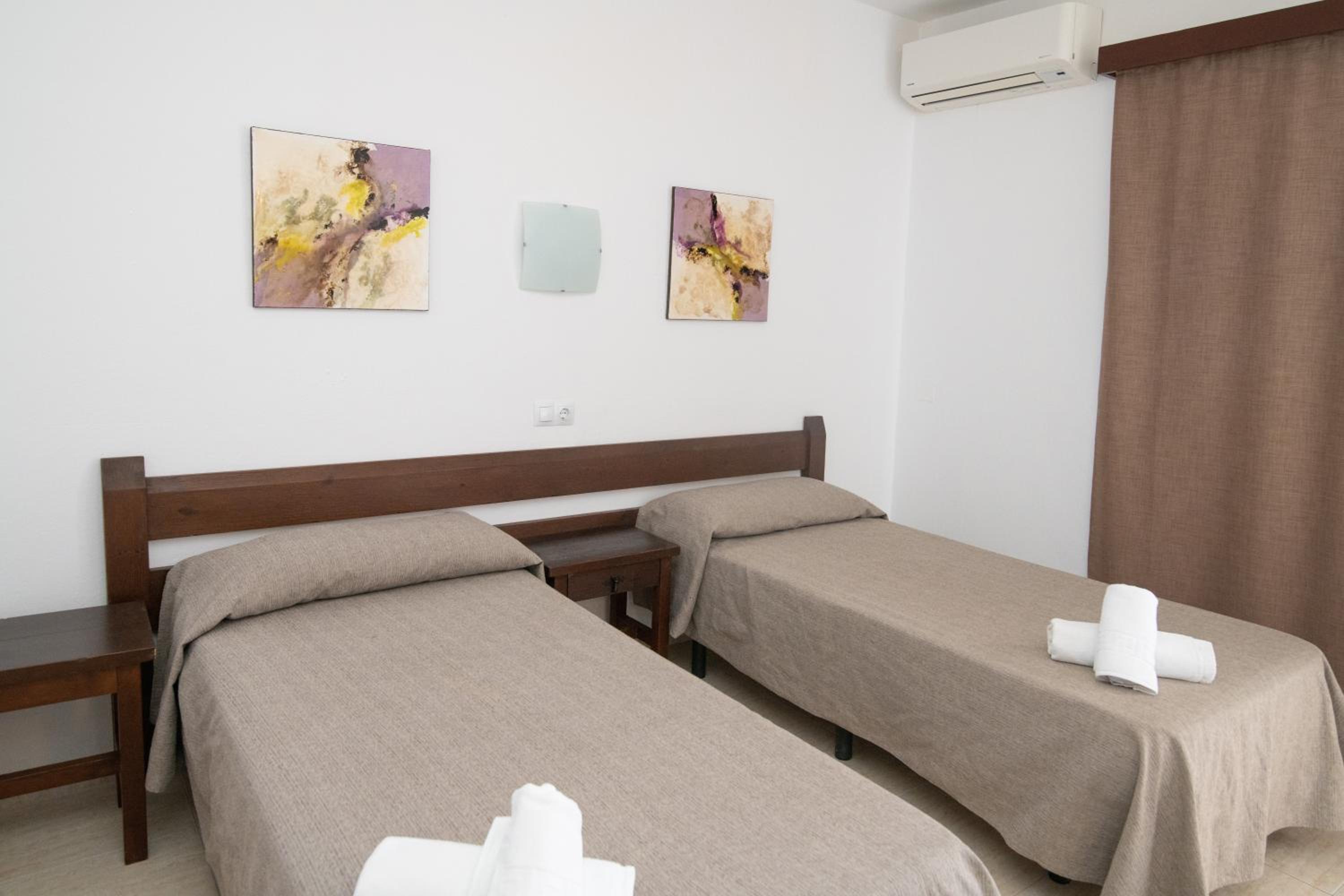 Twin Room with Balcony - Photo 4