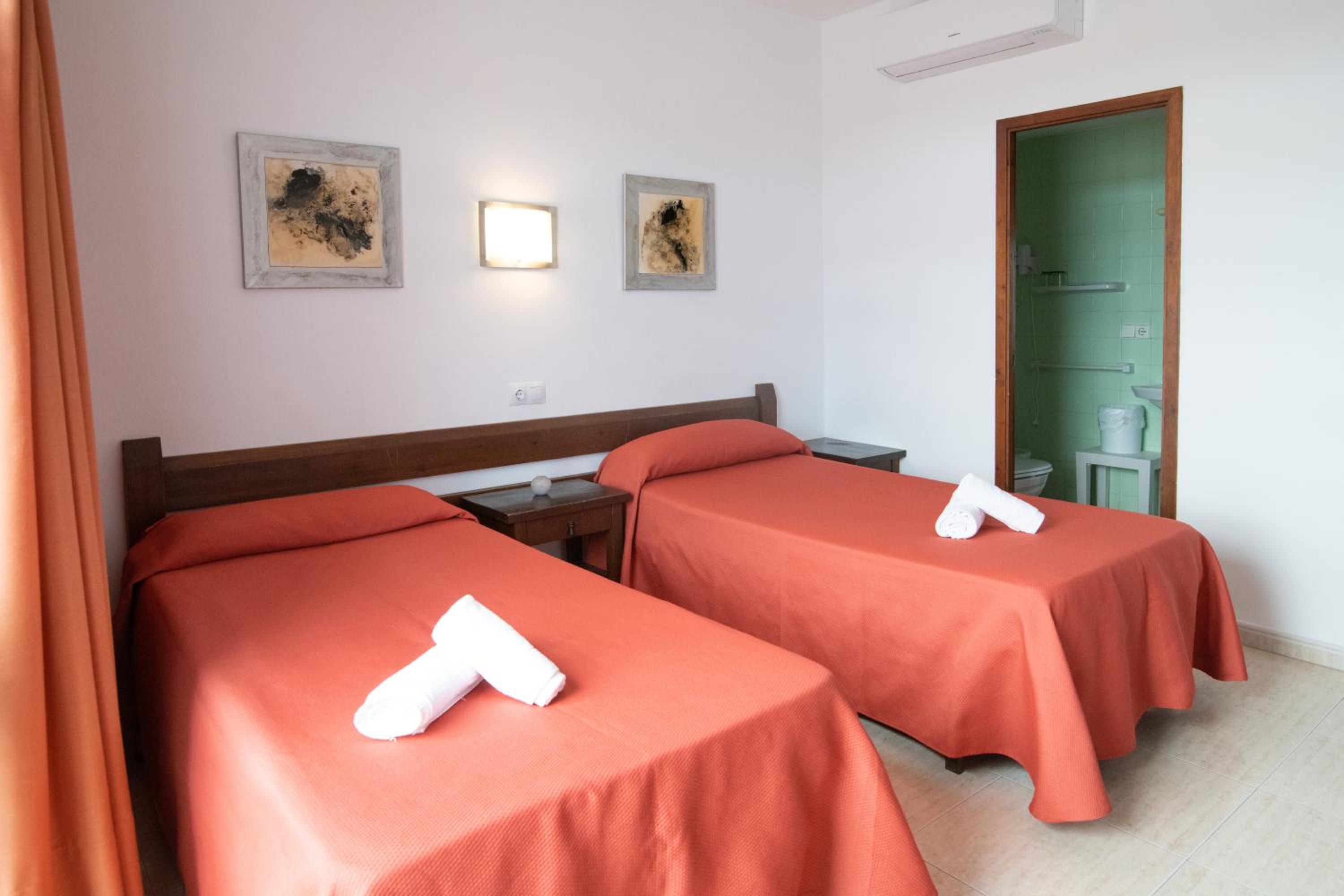 Twin Room with Balcony - Photo 8