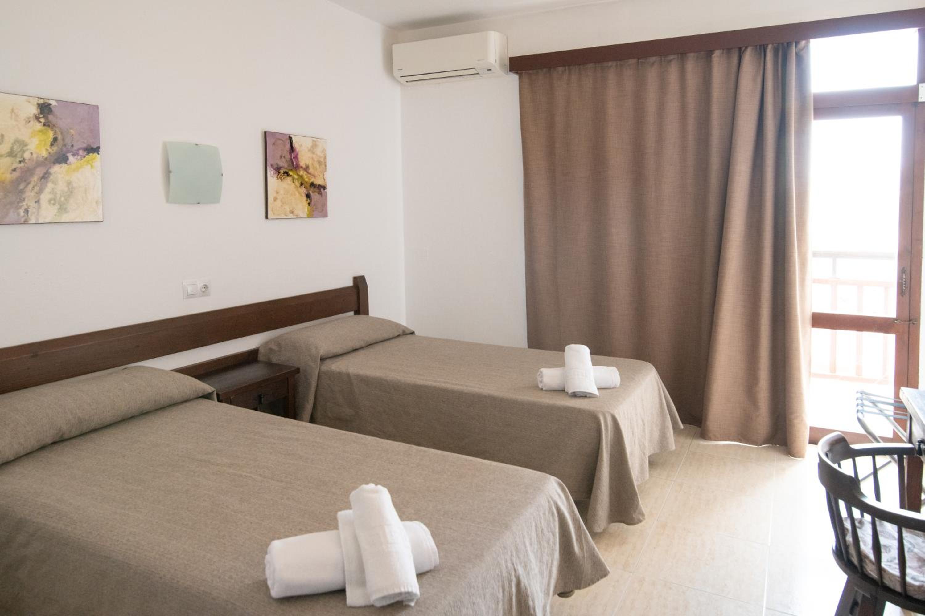 Twin Room with Balcony - Photo 7