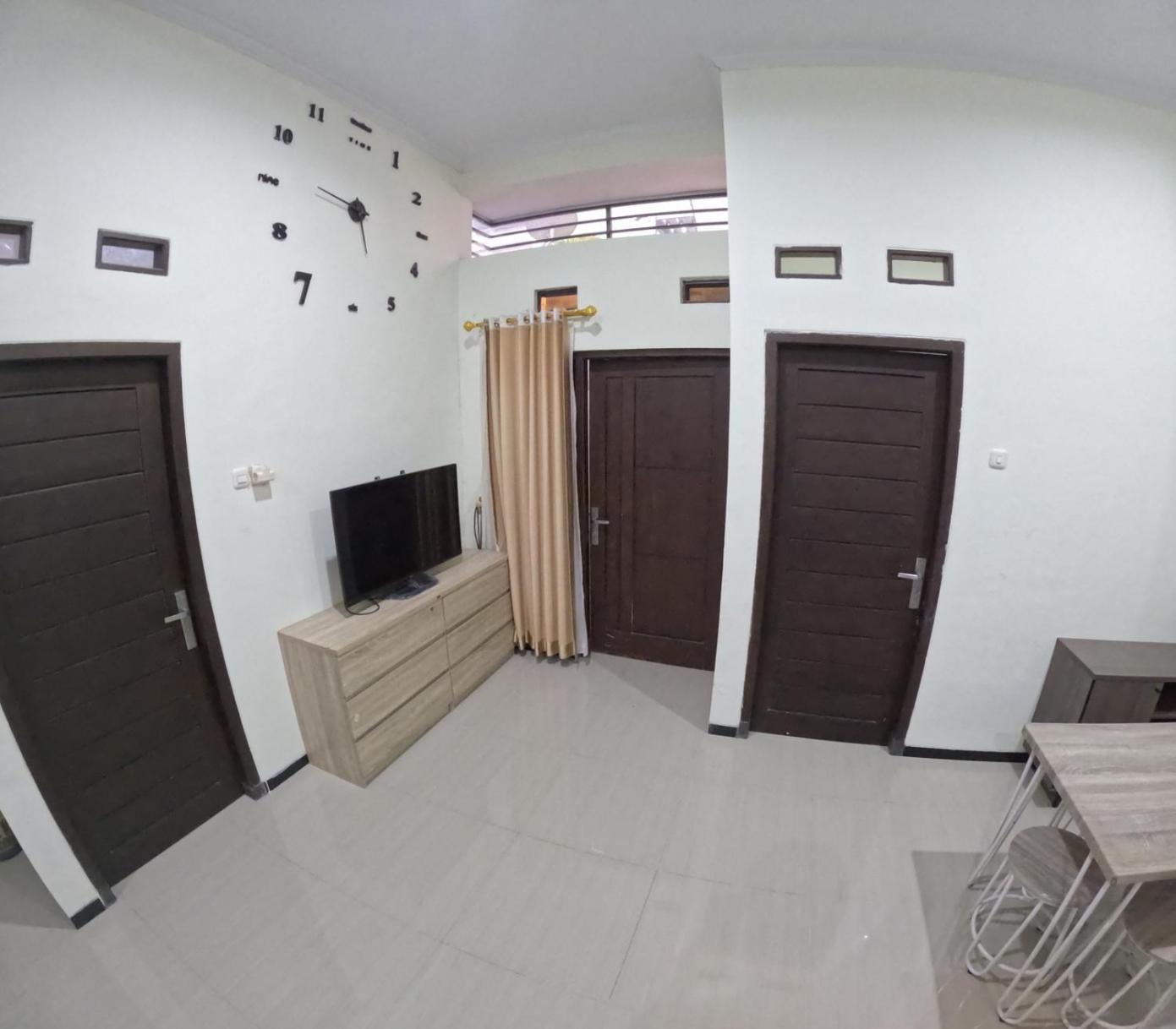 One-Bedroom House photo 1
