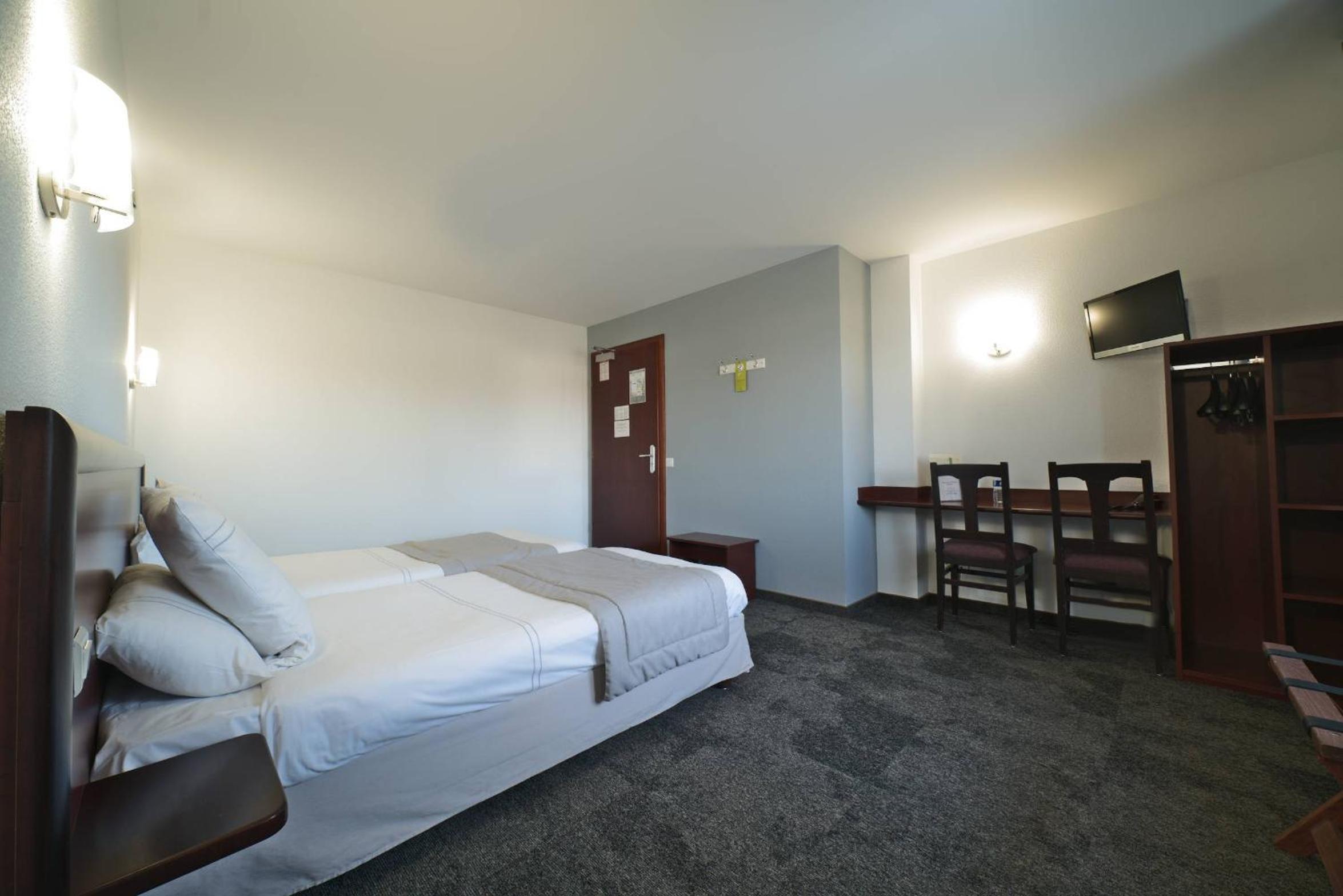 Queen Room with Two Queen Beds - Disability Access - Photo 3