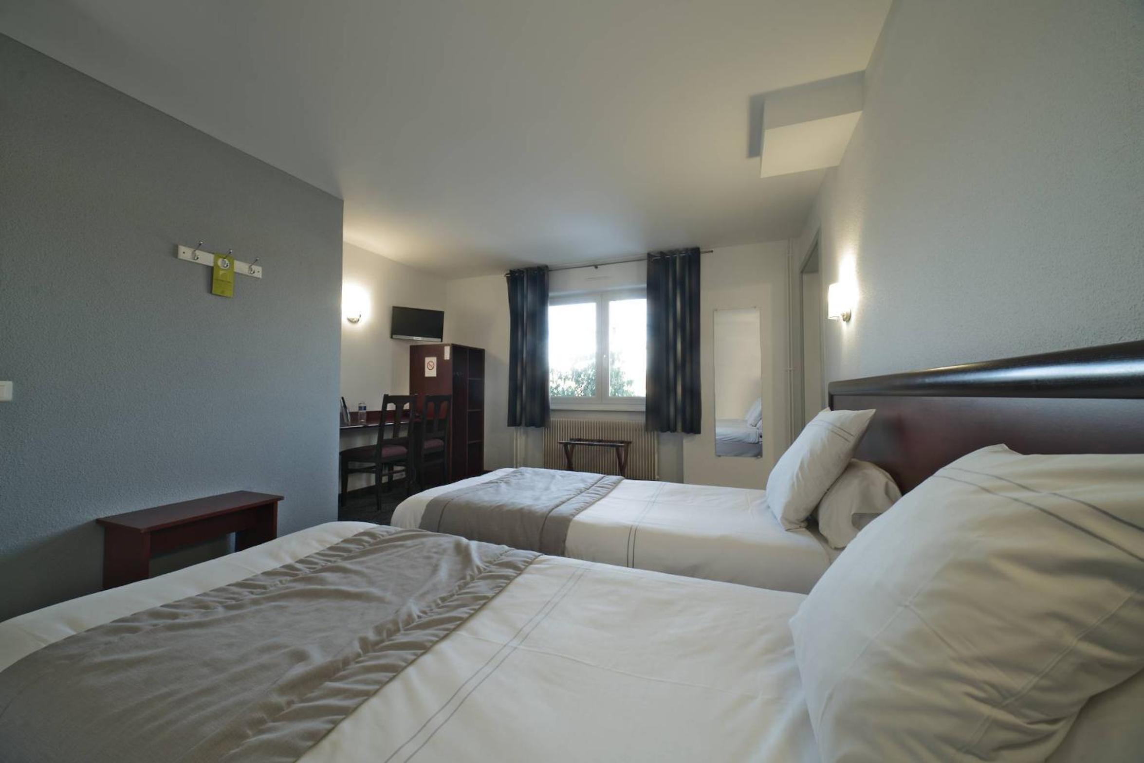 Queen Room with Two Queen Beds - Disability Access - Photo 2