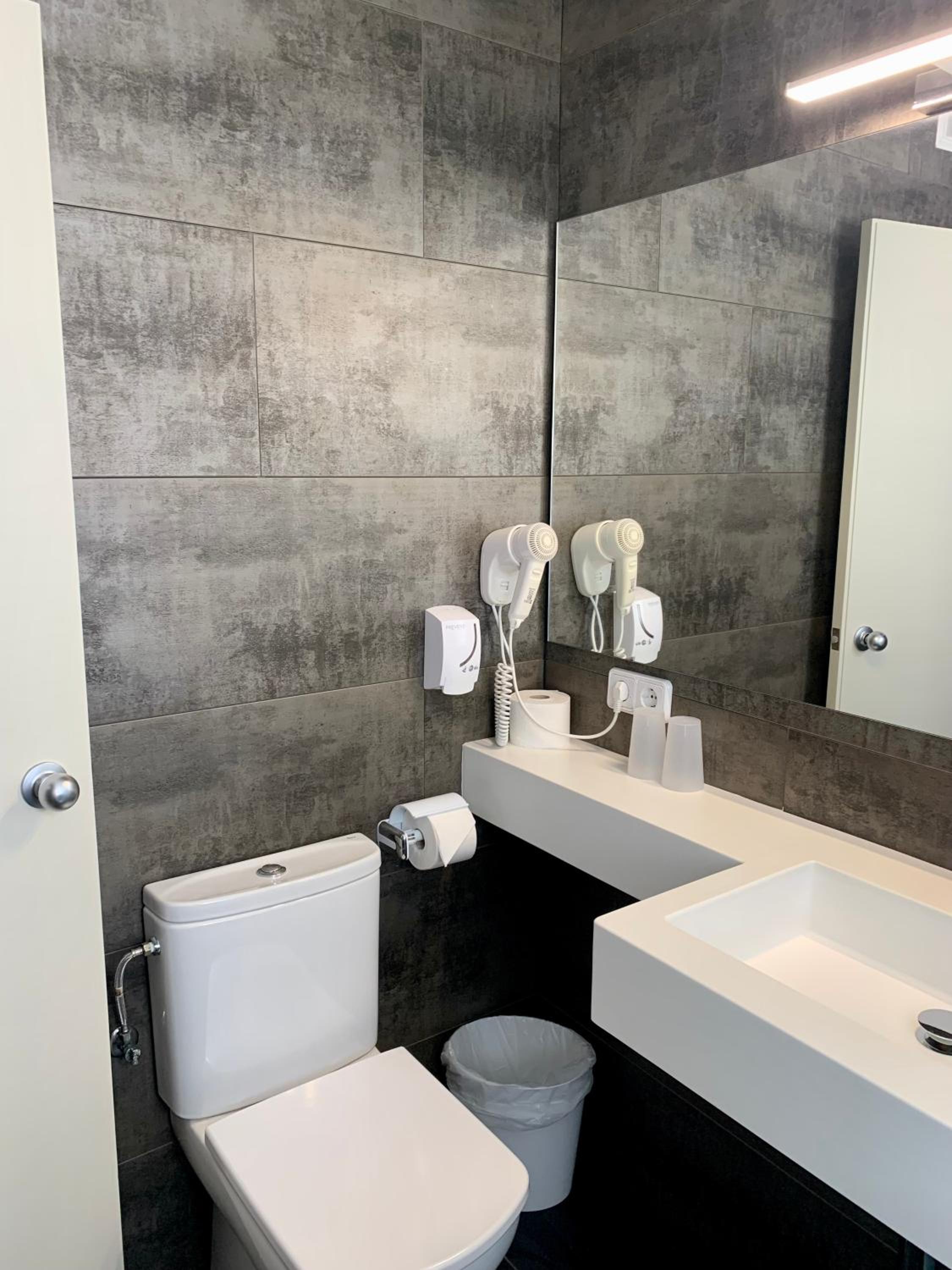 Standard Double or Twin Room - Photo 2