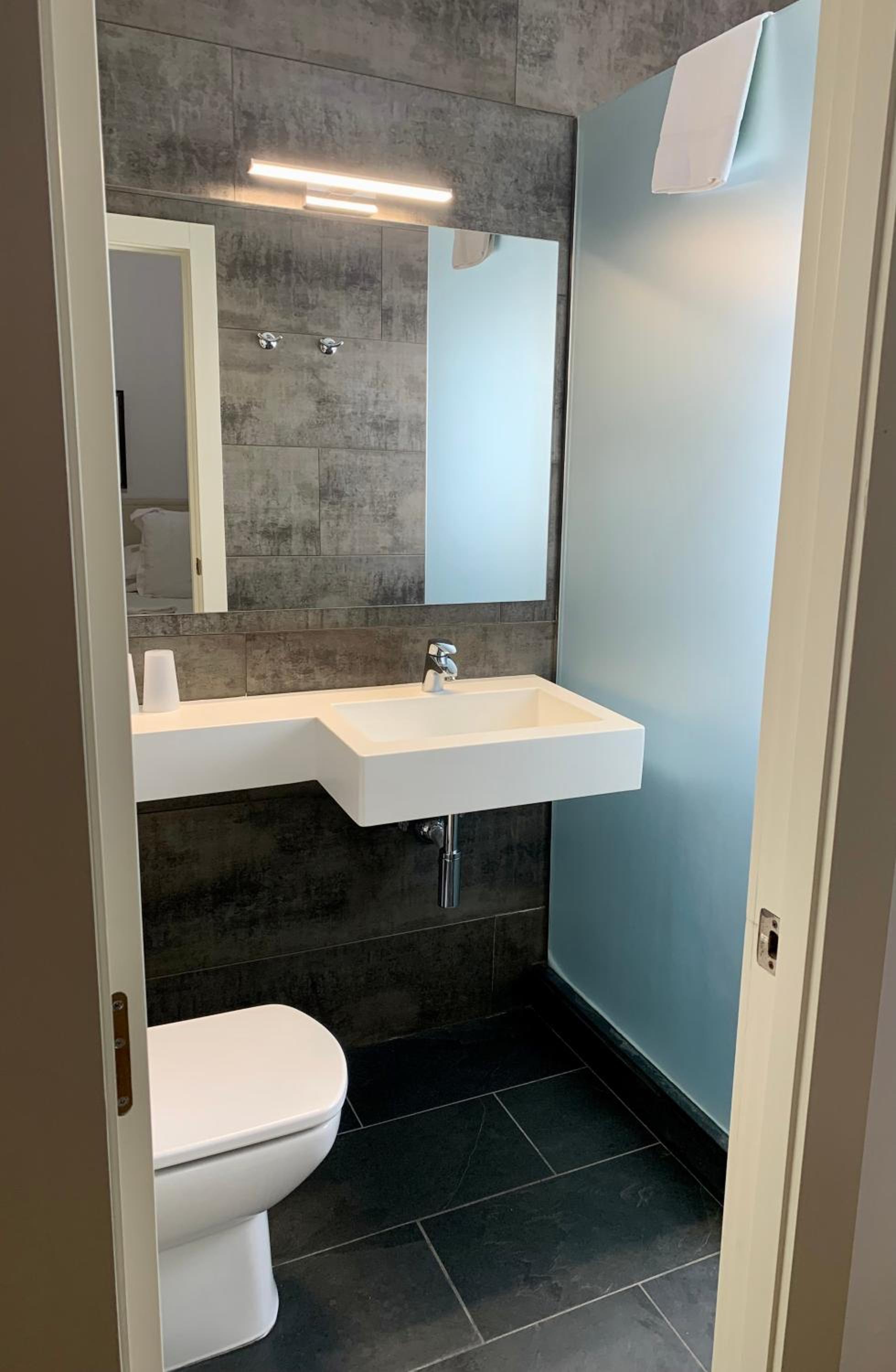 Standard Double or Twin Room - Photo 8