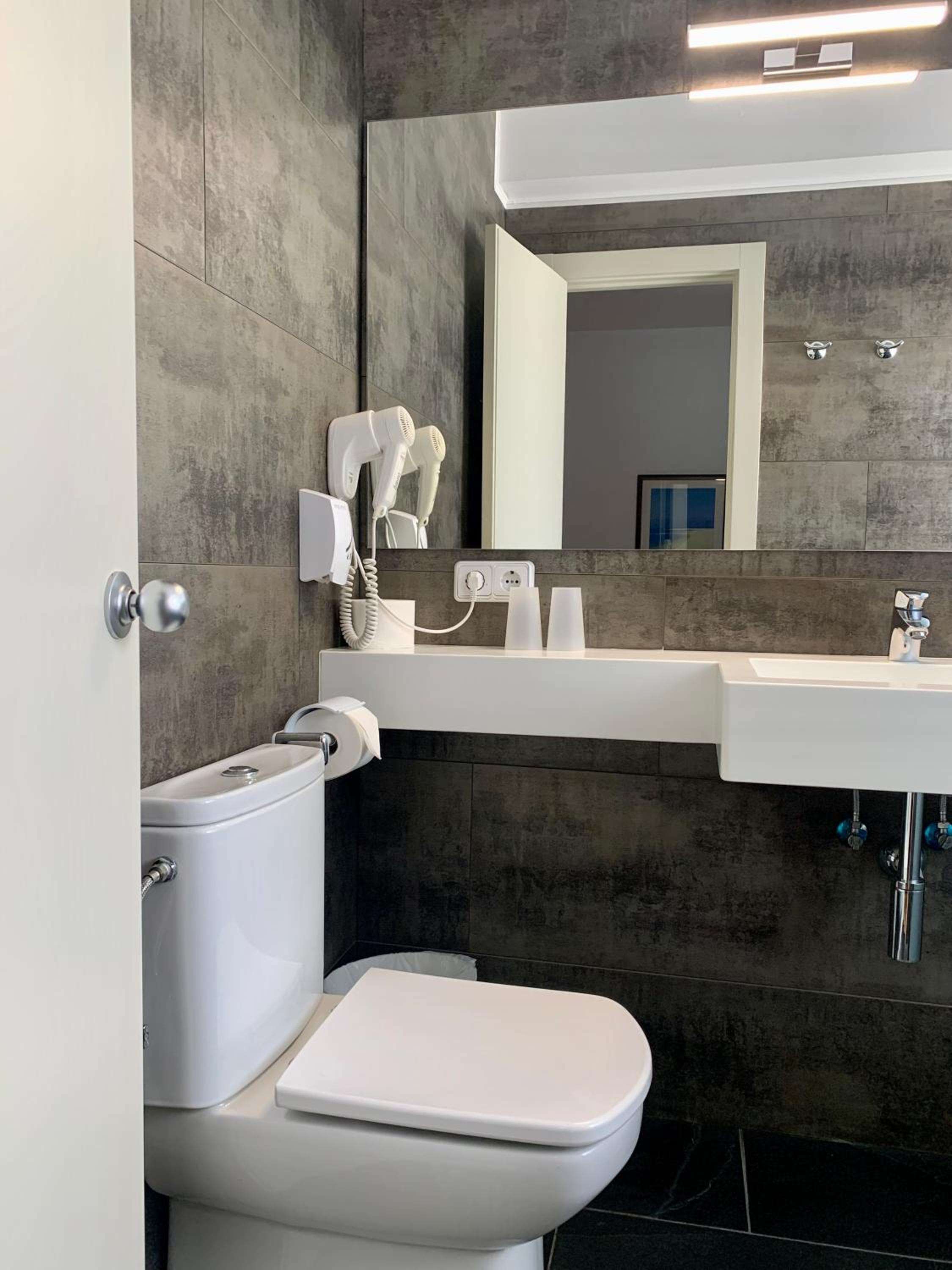 Standard Double or Twin Room - Photo 7