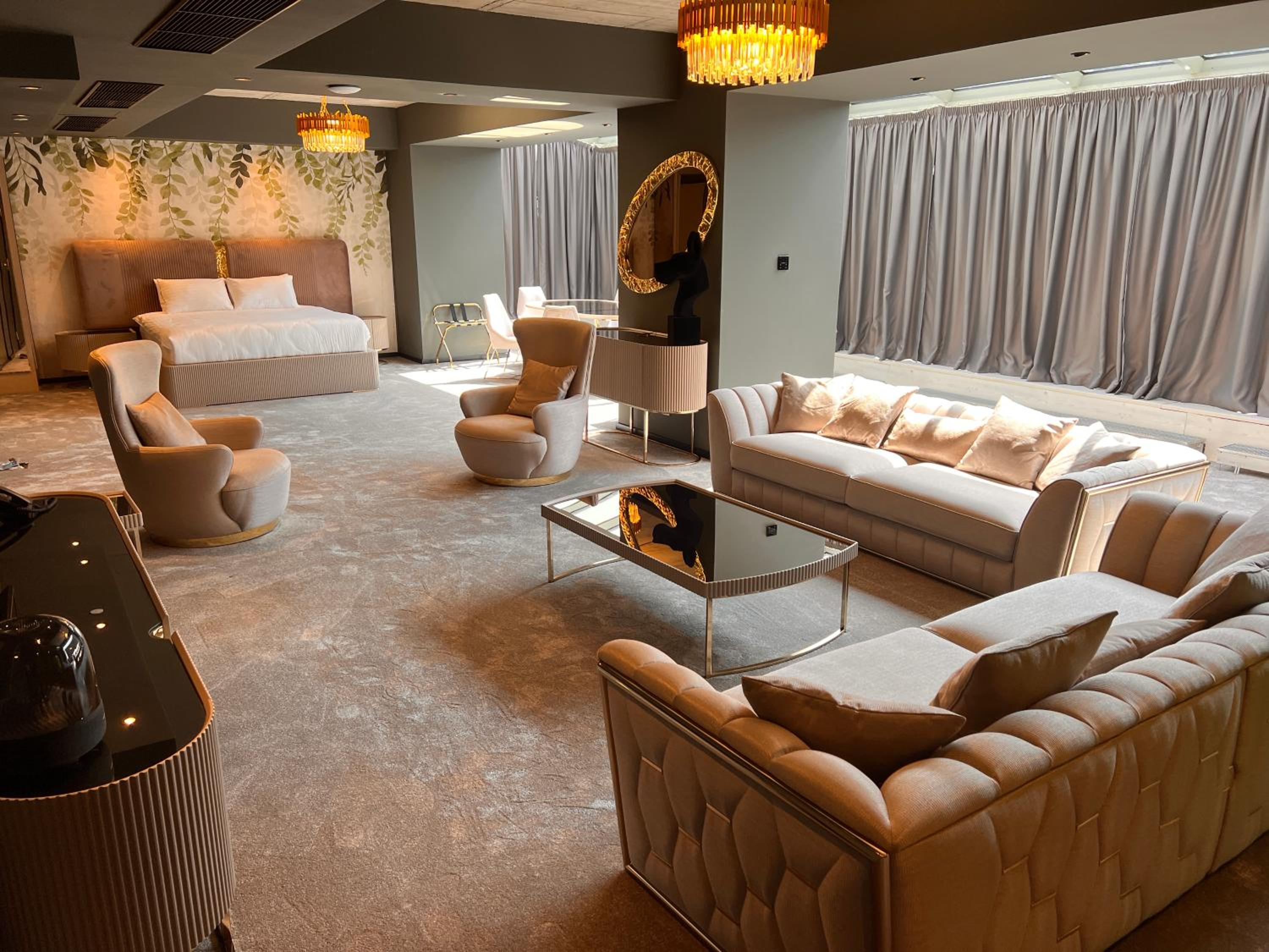 Executive King Suite with Sofa Bed - Photo 13