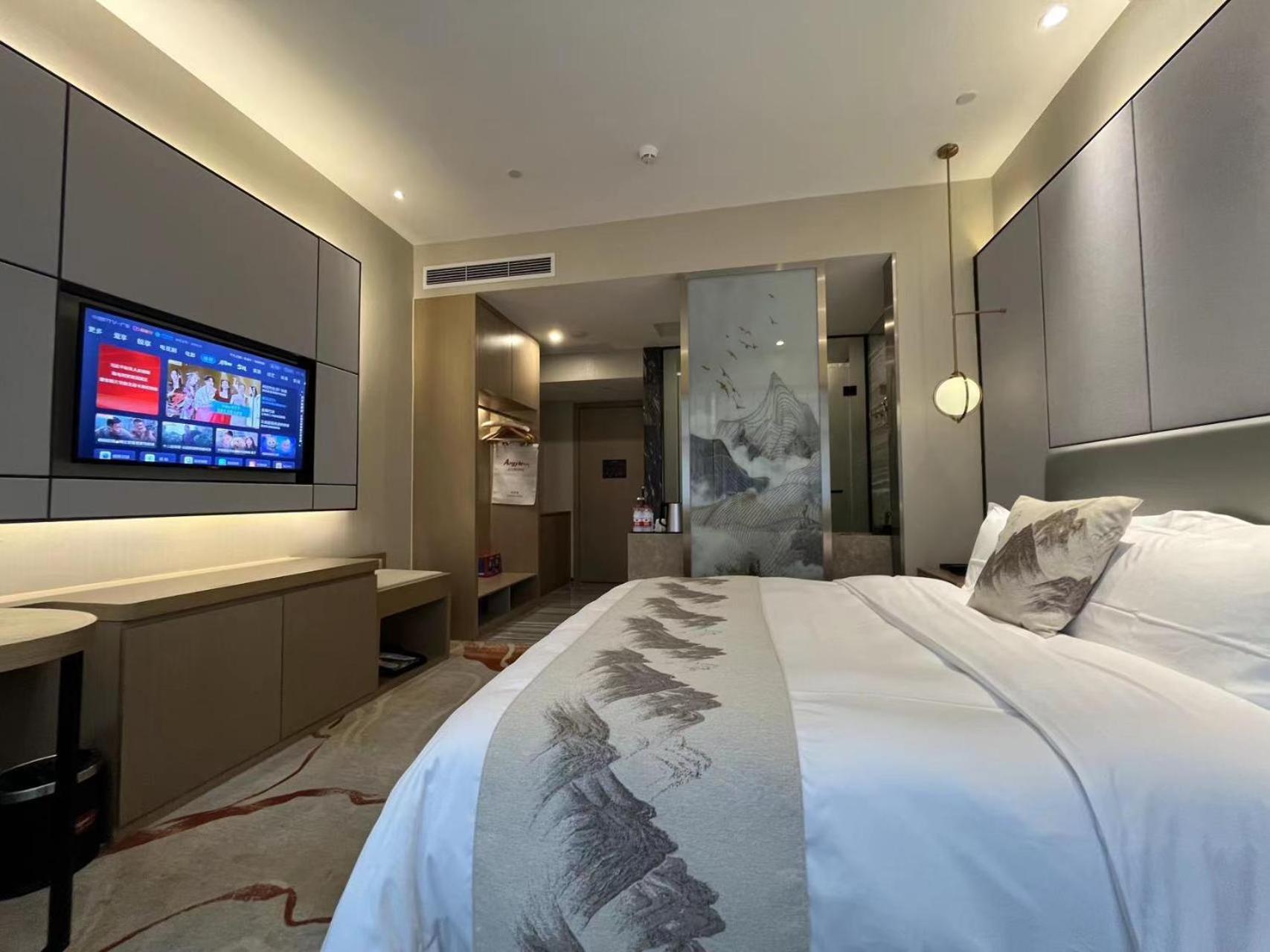 Deluxe King Room photo 1