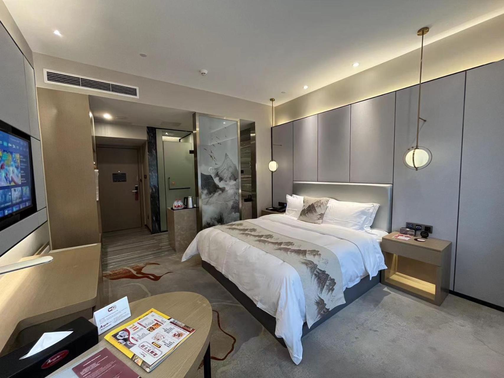 Deluxe King Room photo 2