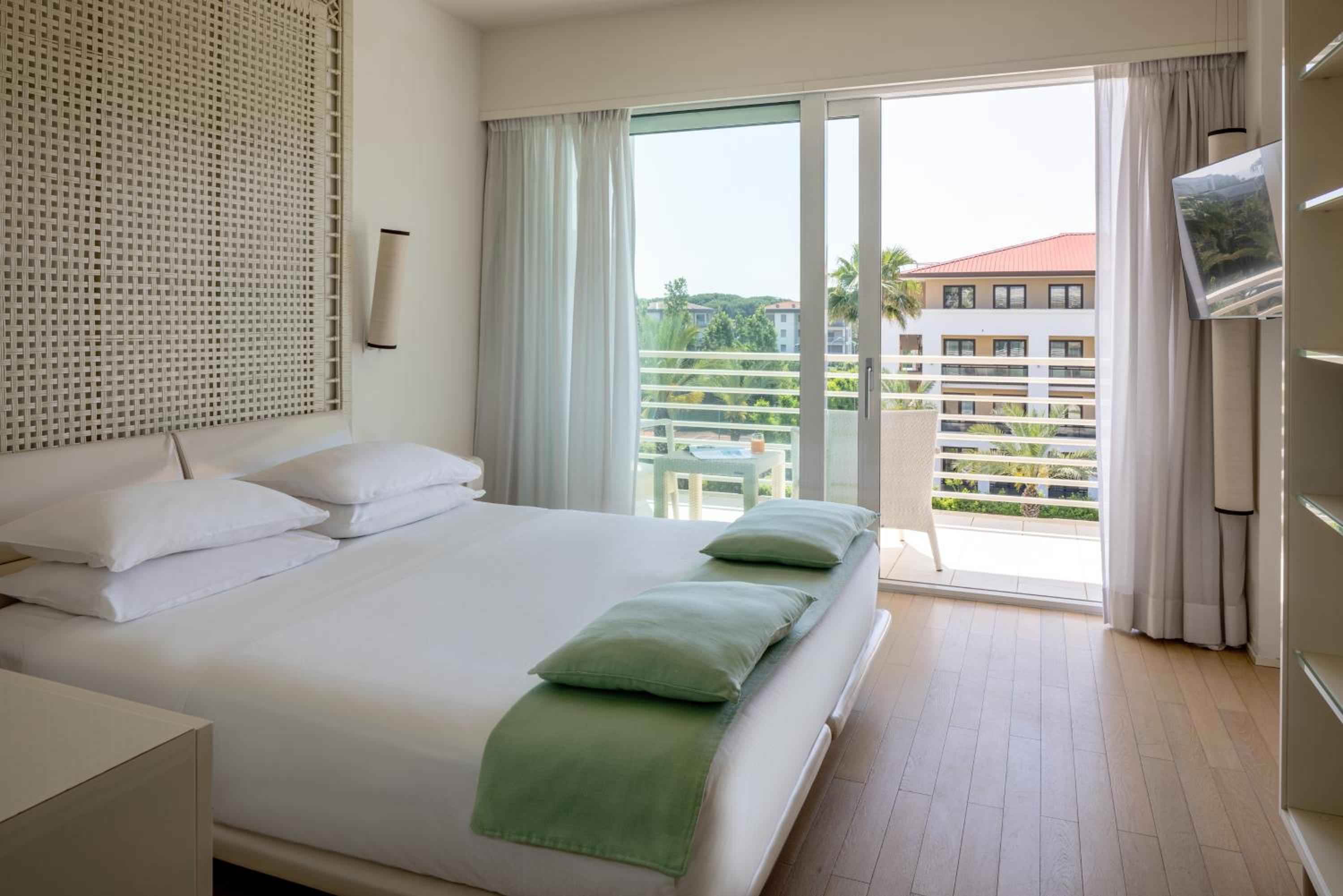 Deluxe One-Bedroom Apartment - Photo 1