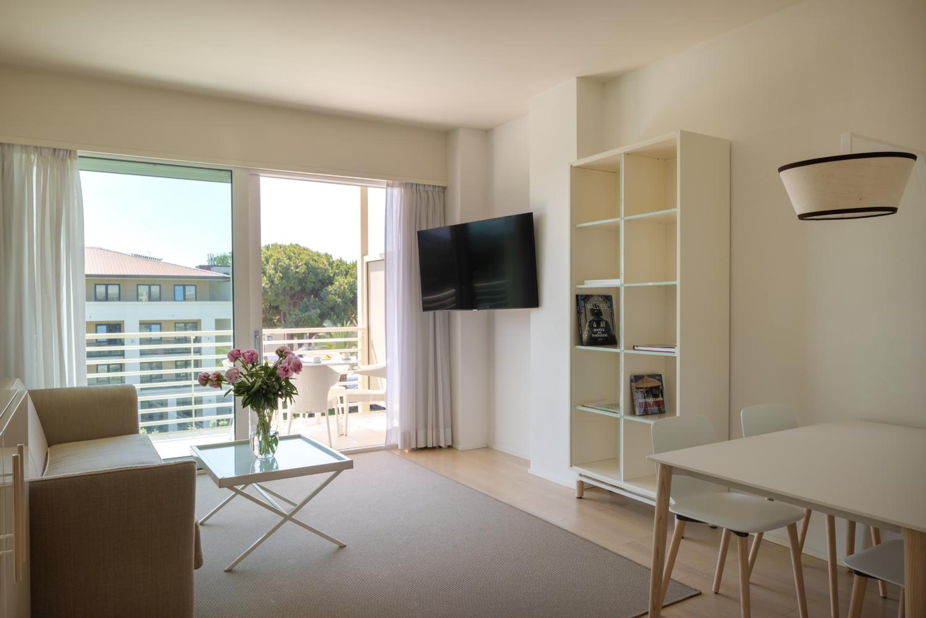 Deluxe One-Bedroom Apartment - Photo 7