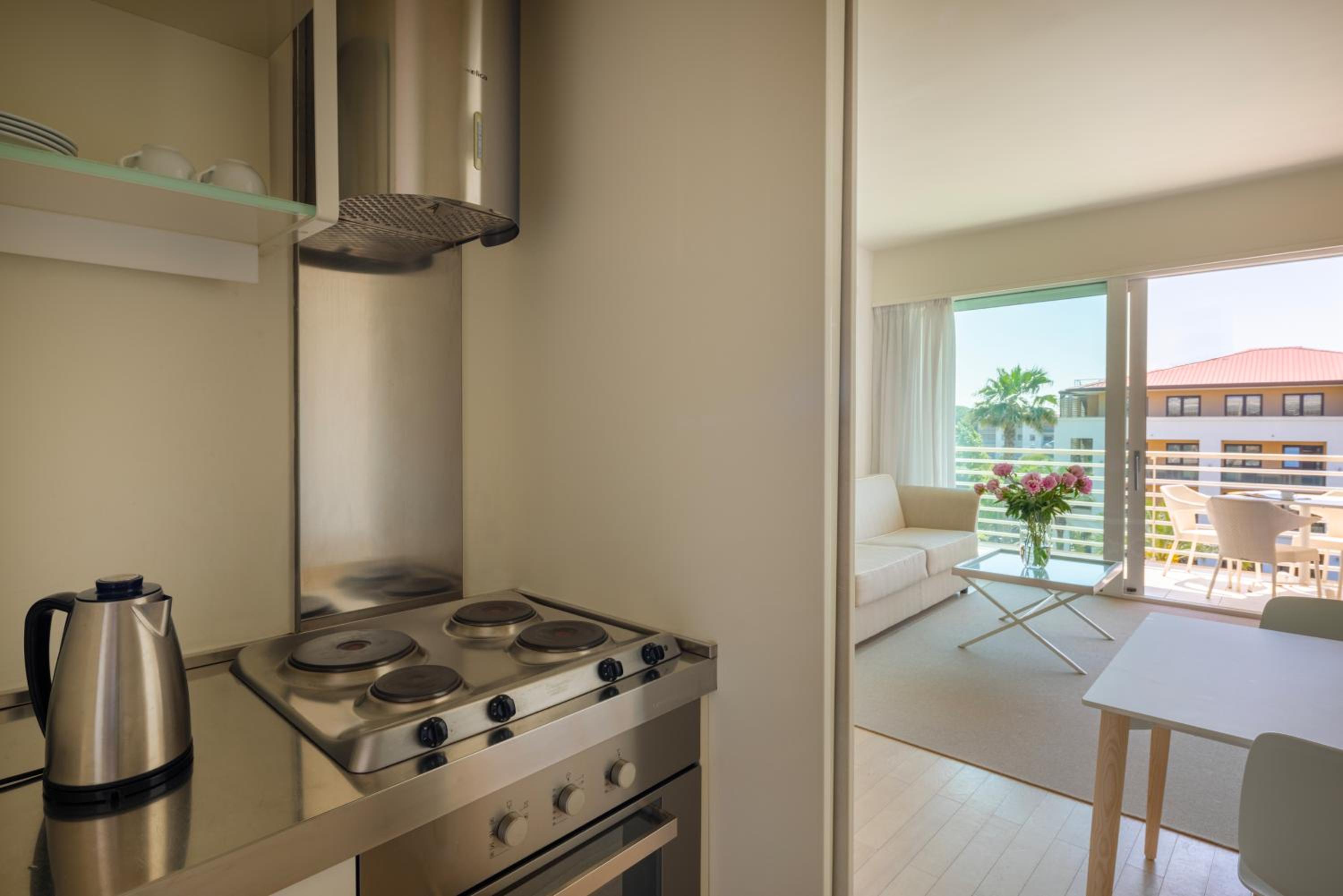 Deluxe One-Bedroom Apartment - Photo 3