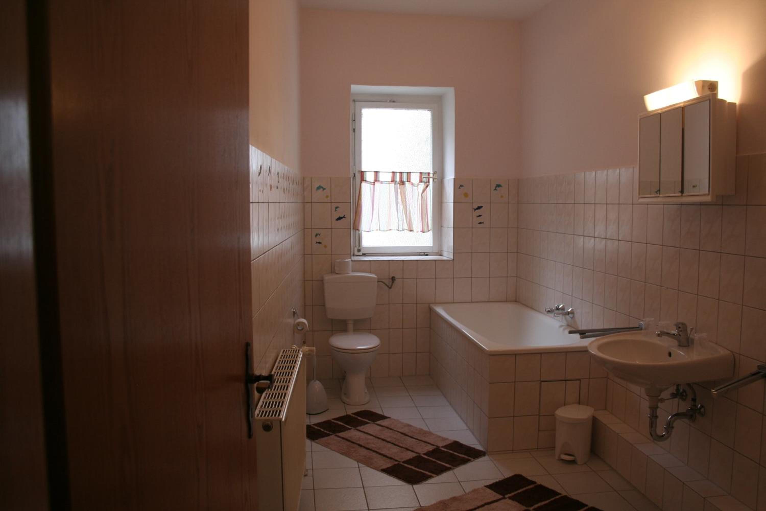 Family Room with Private Bathroom - Photo 2