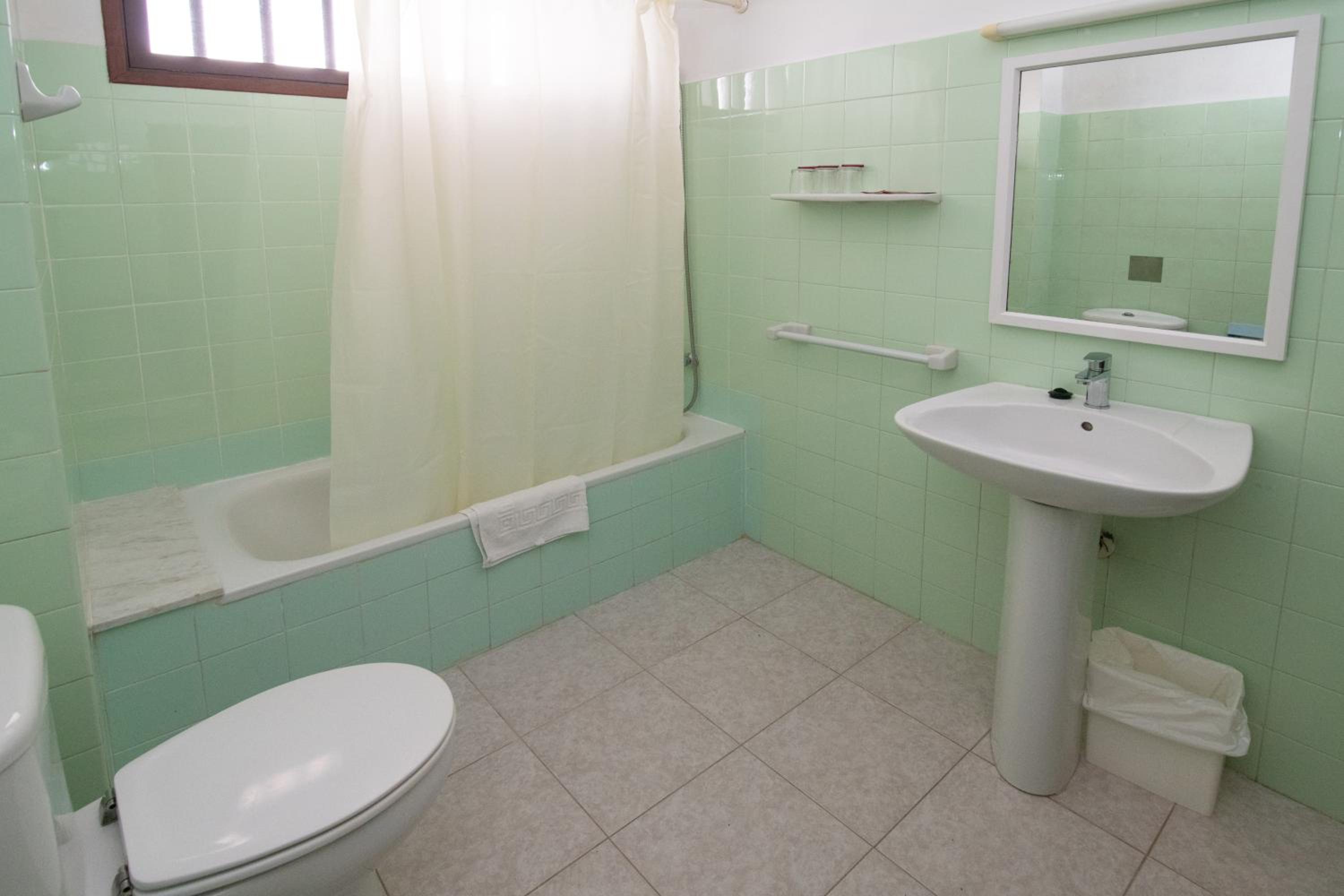 Twin Room with Balcony - Photo 6