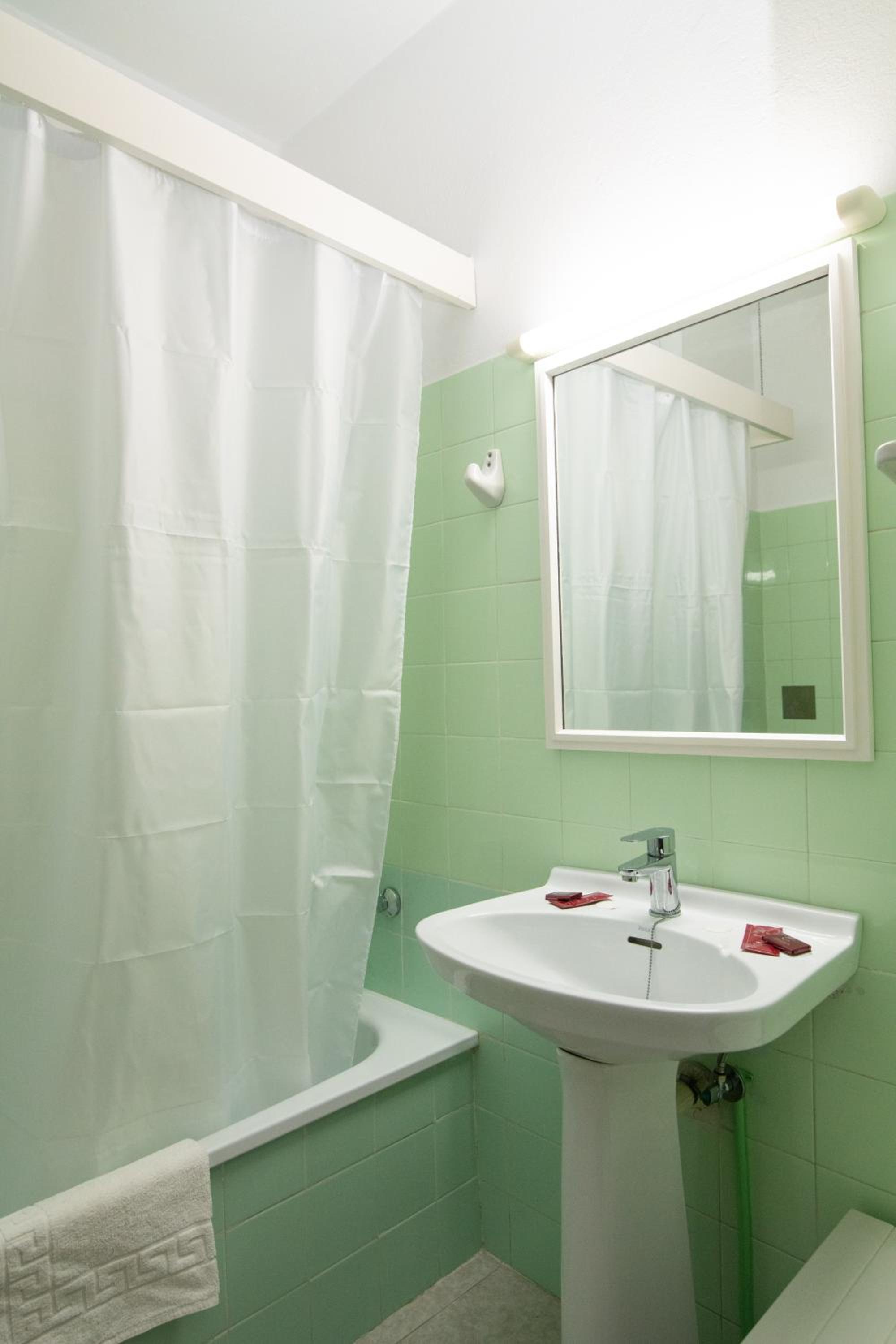 Twin Room with Balcony - Photo 5