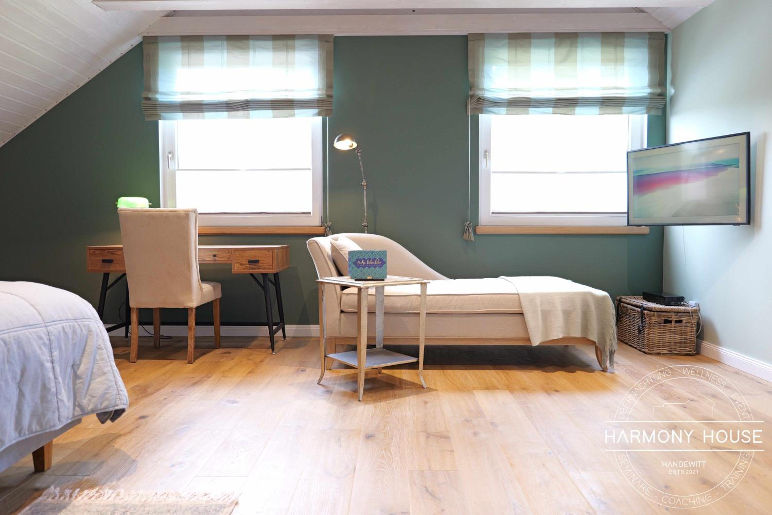 Large Double Room - Photo 1