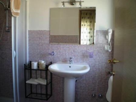 Economy Double Room photo 3