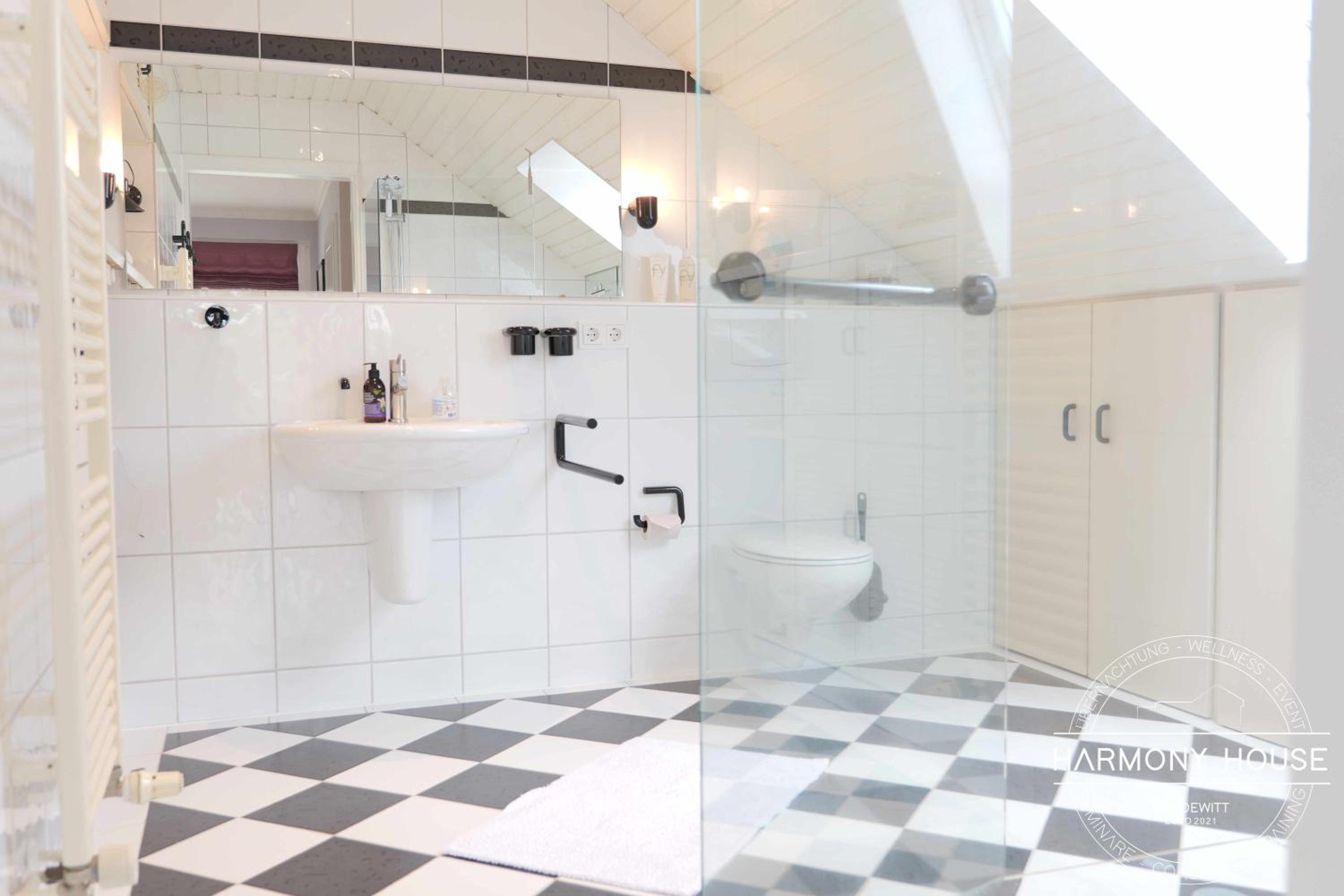 Double Room with Balcony - Photo 10
