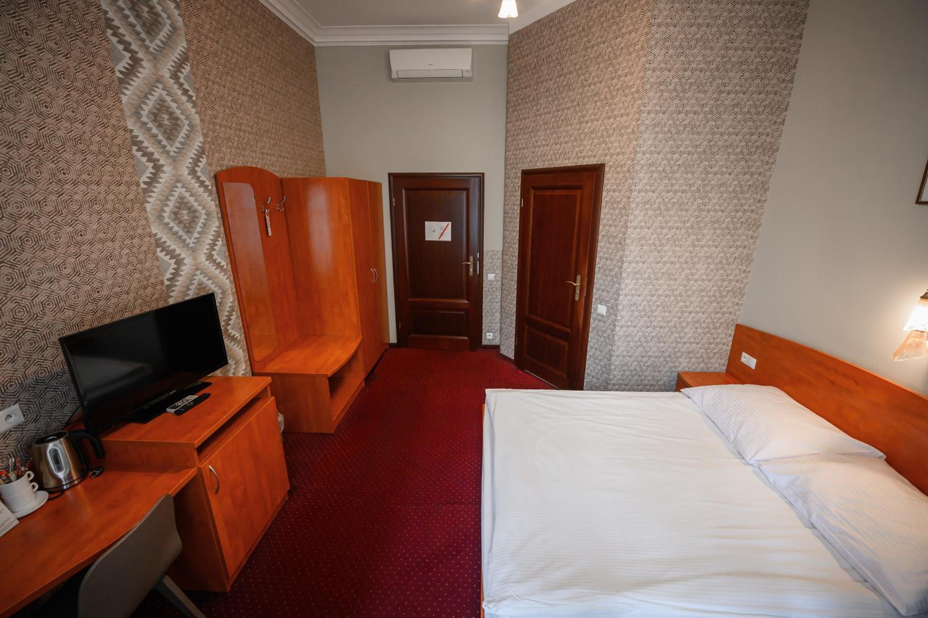 Double Room - Photo 12
