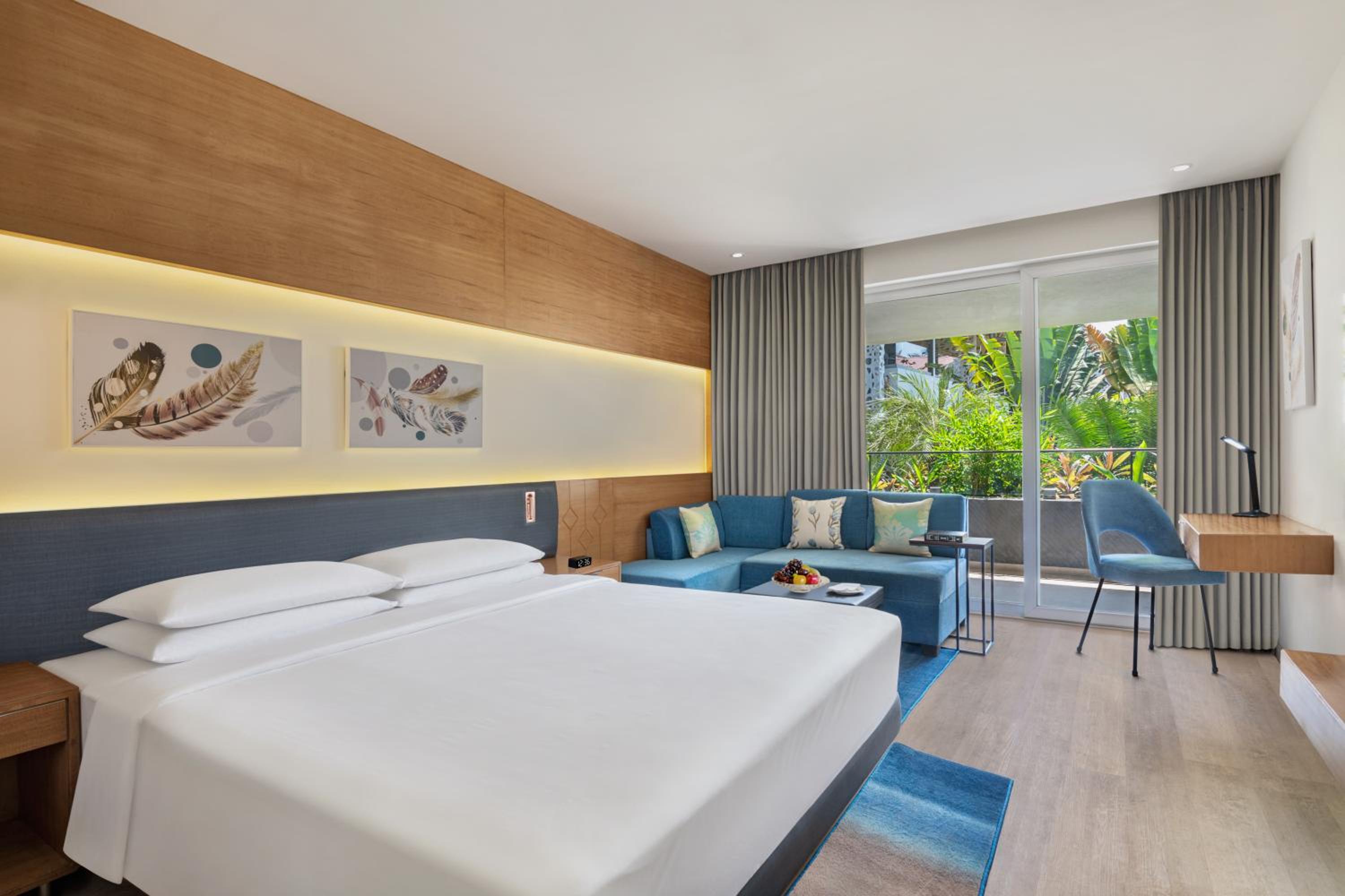 King Room with Balcony - Photo 7
