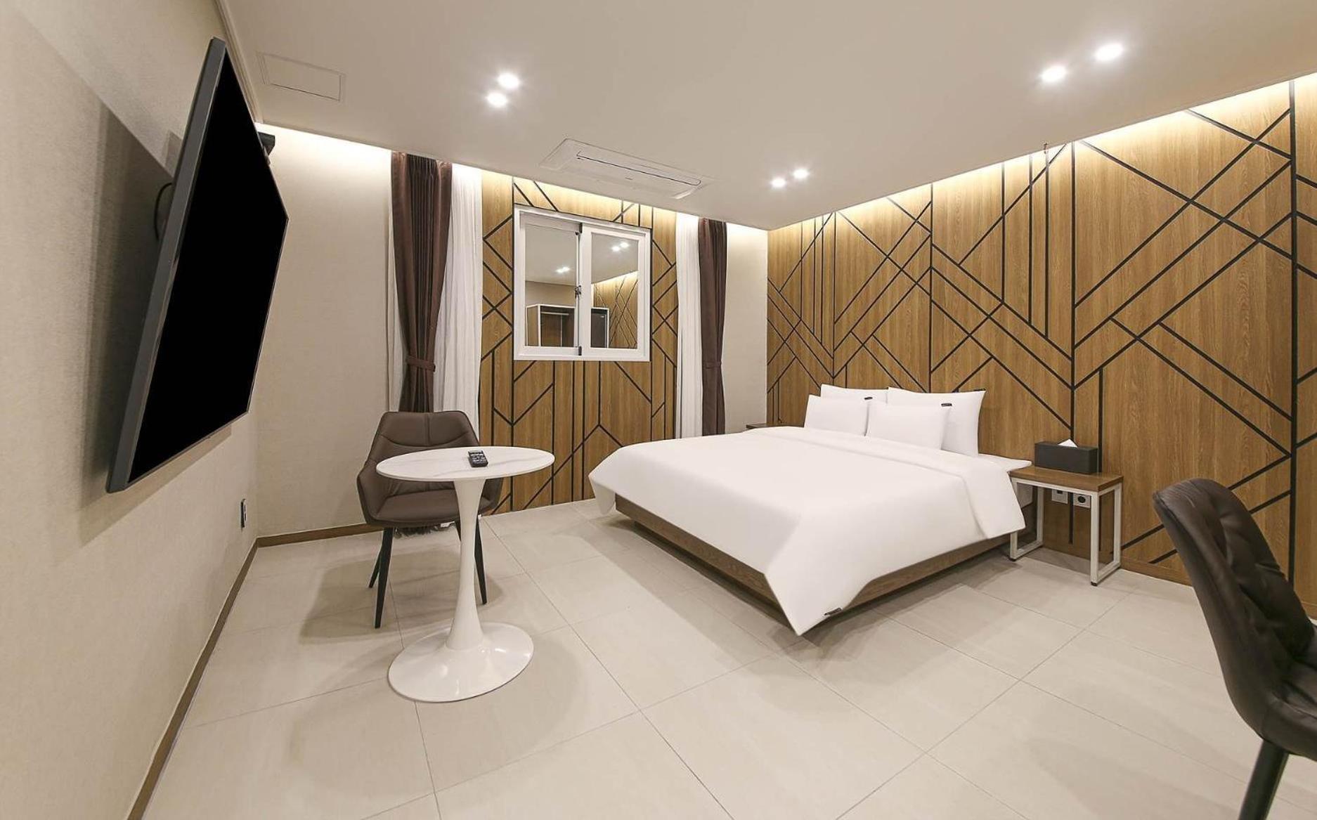 Standard King Room - Photo 15