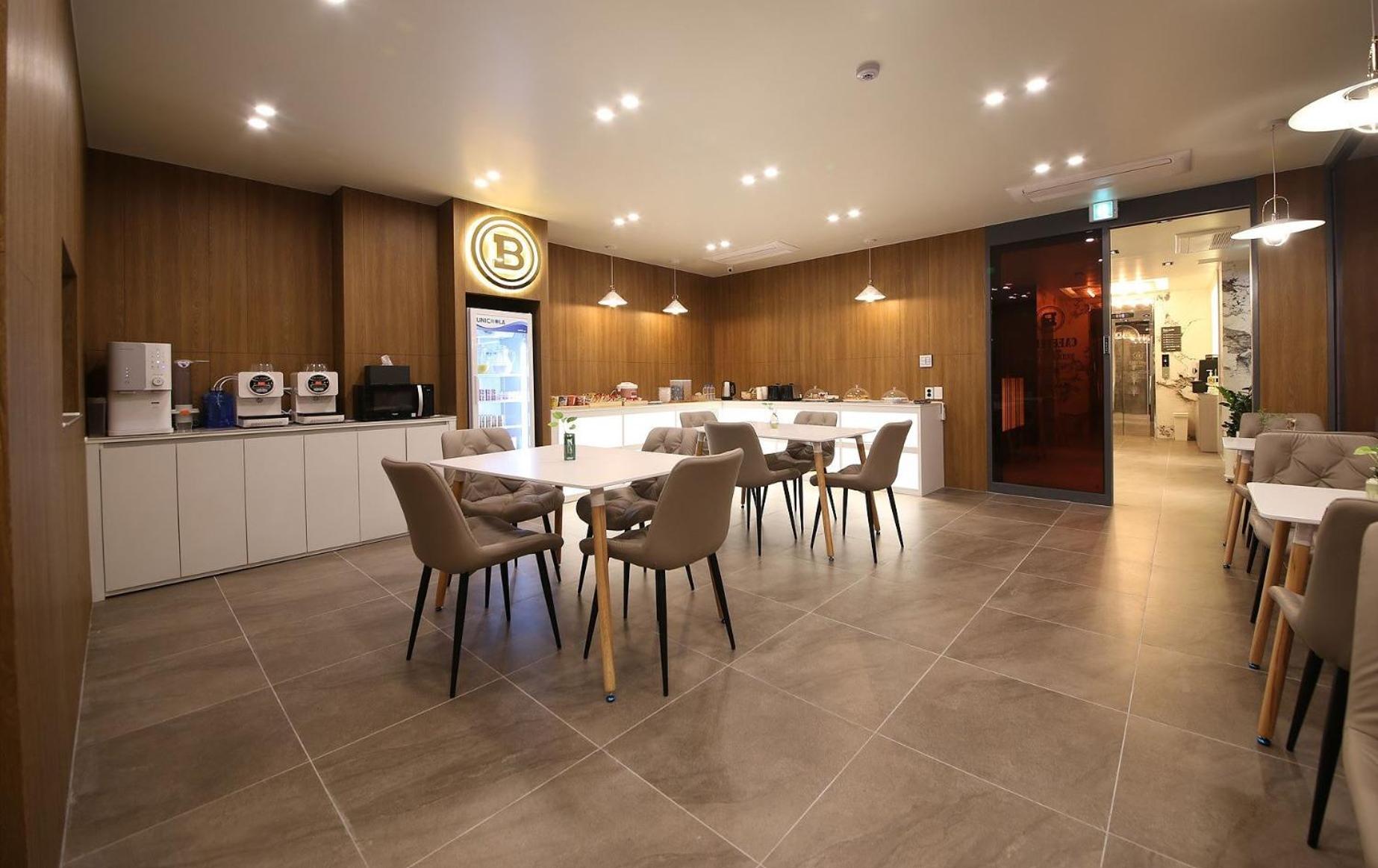 Standard King Room - Photo 2