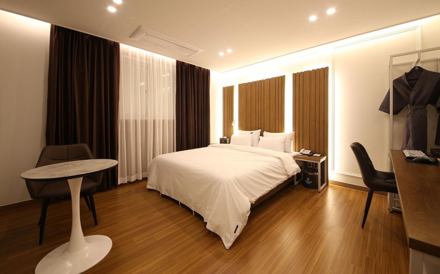 Standard King Room - Photo 6
