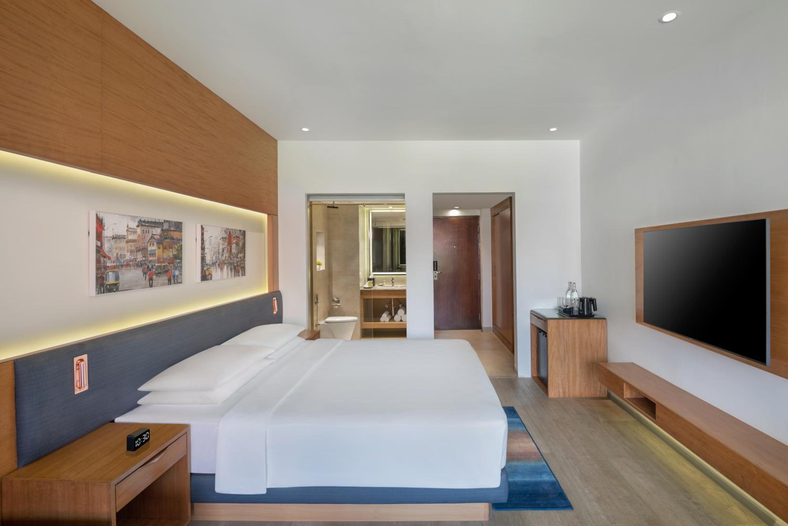 King Room with Balcony - Photo 5