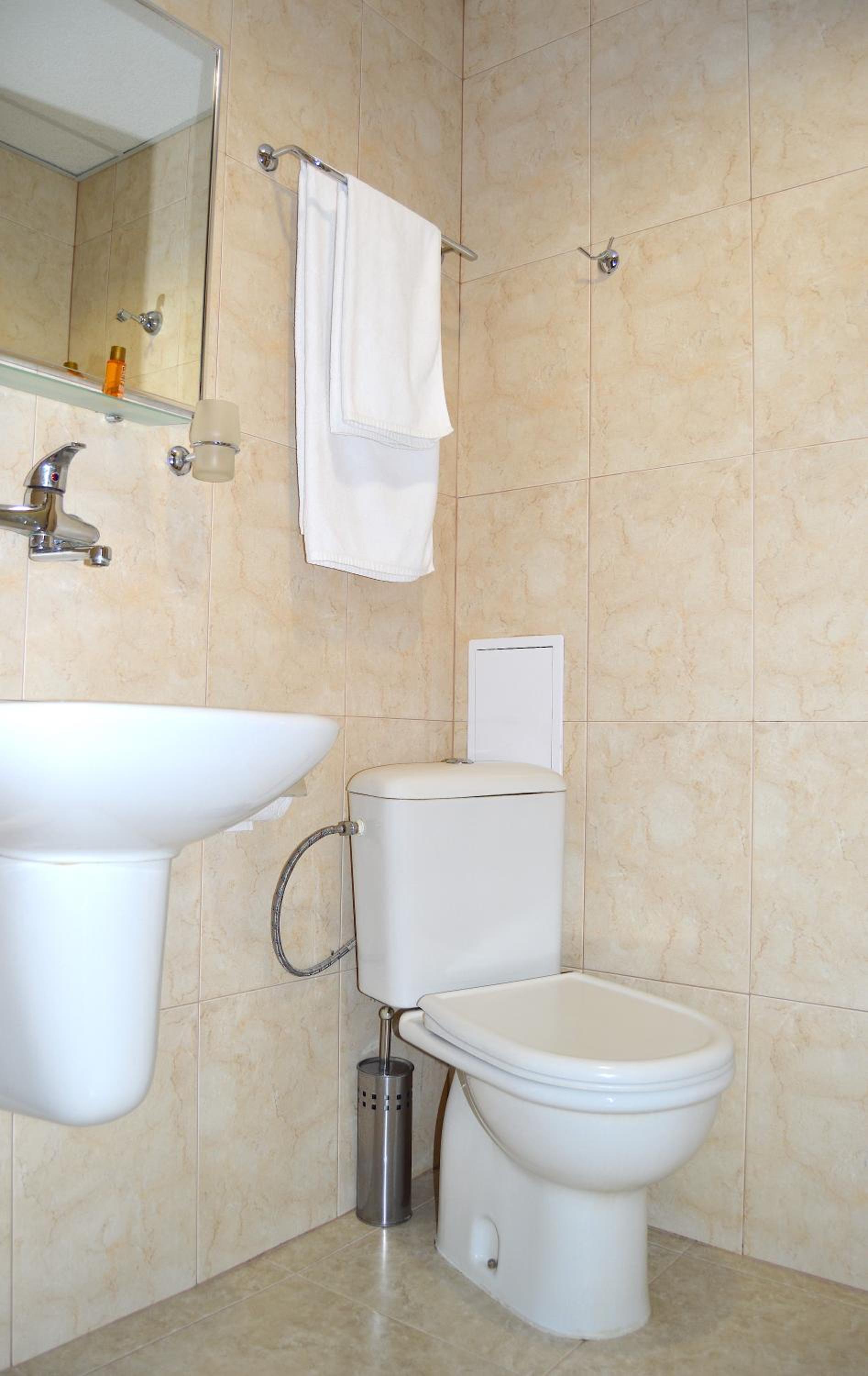 Standard Twin Room - Photo 8